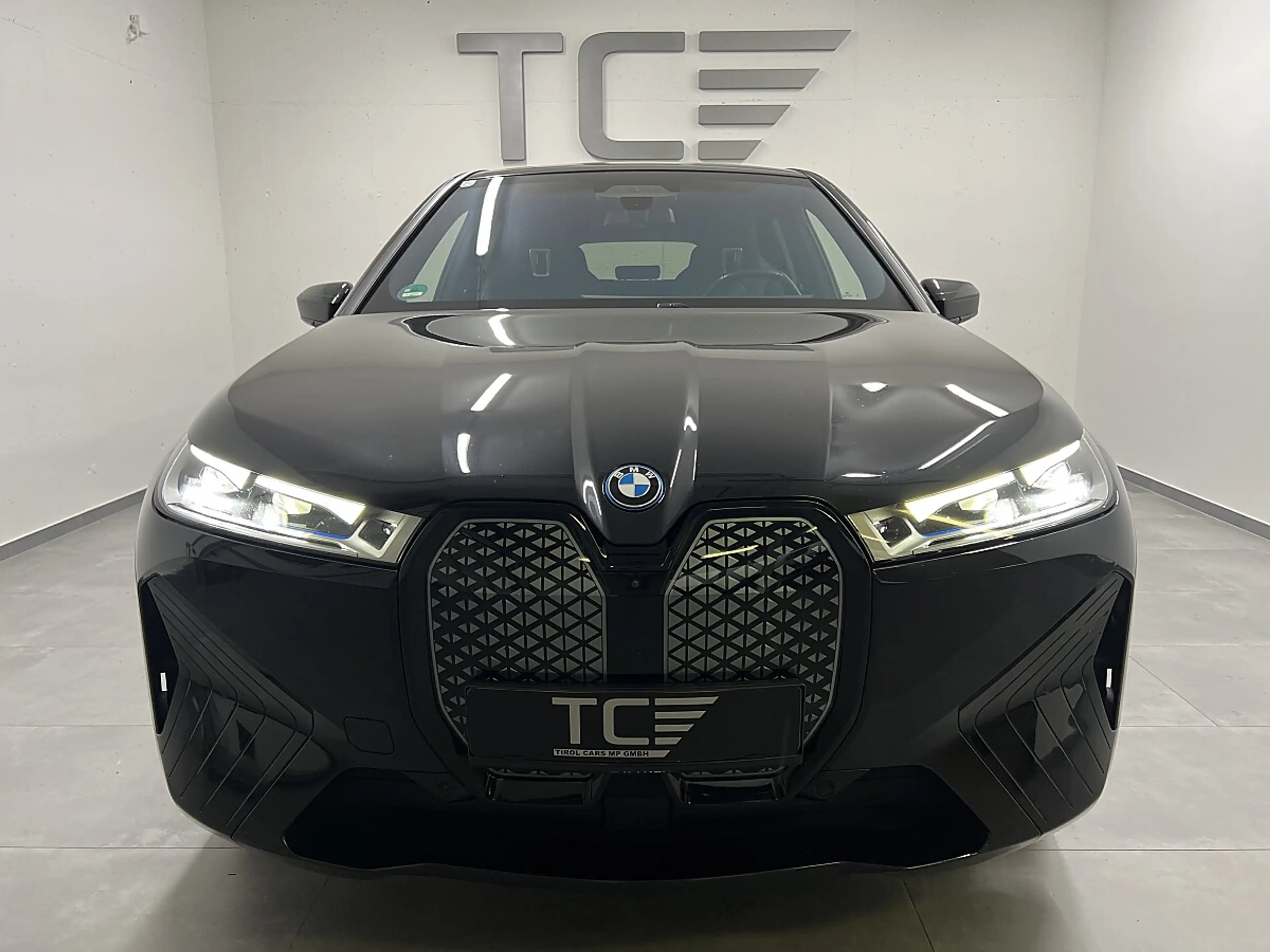 BMW iX xDrive50, Ahk, Laser, Sky Lounge, H&K,.. — photo 3