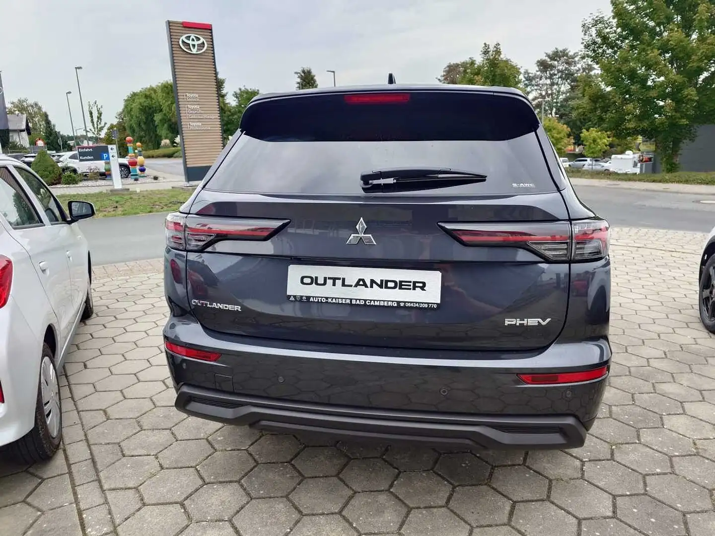 Mitsubishi Outlander Plug-In Hybrid 2.4 4WD Plus Grau - 2