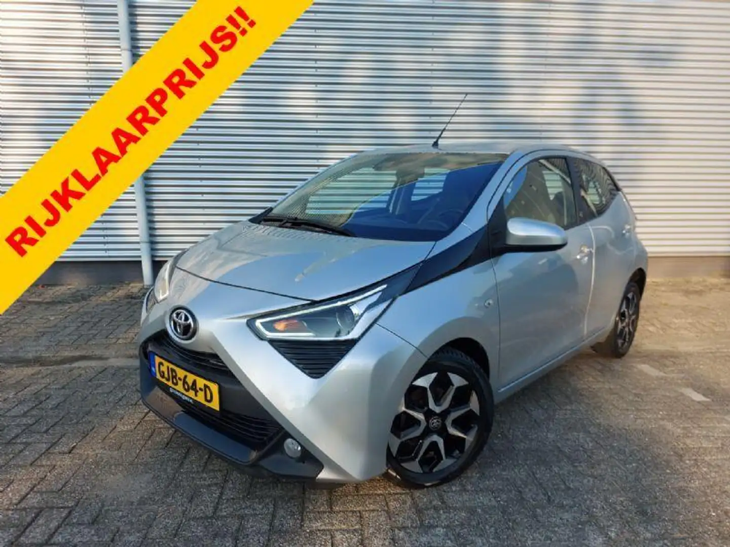 Toyota Aygo 1.0 VVT-i x-play Automaat, airco,achteruitrijcamer Gris - 1
