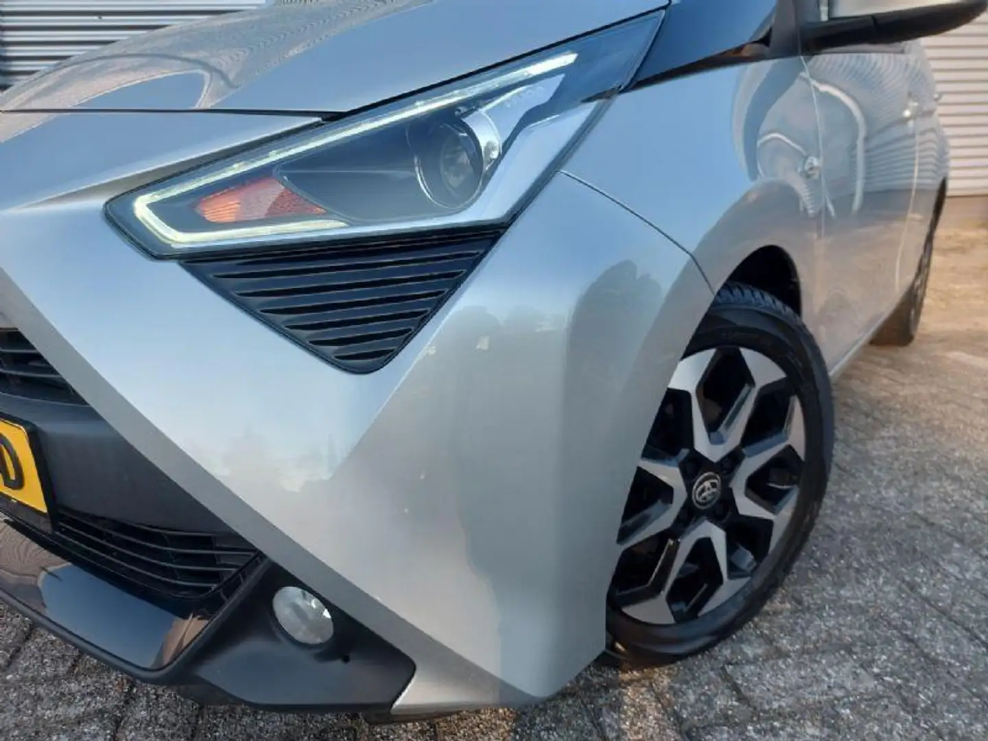 Toyota Aygo 1.0 VVT-i x-play Automaat, airco,achteruitrijcamer Gris - 2