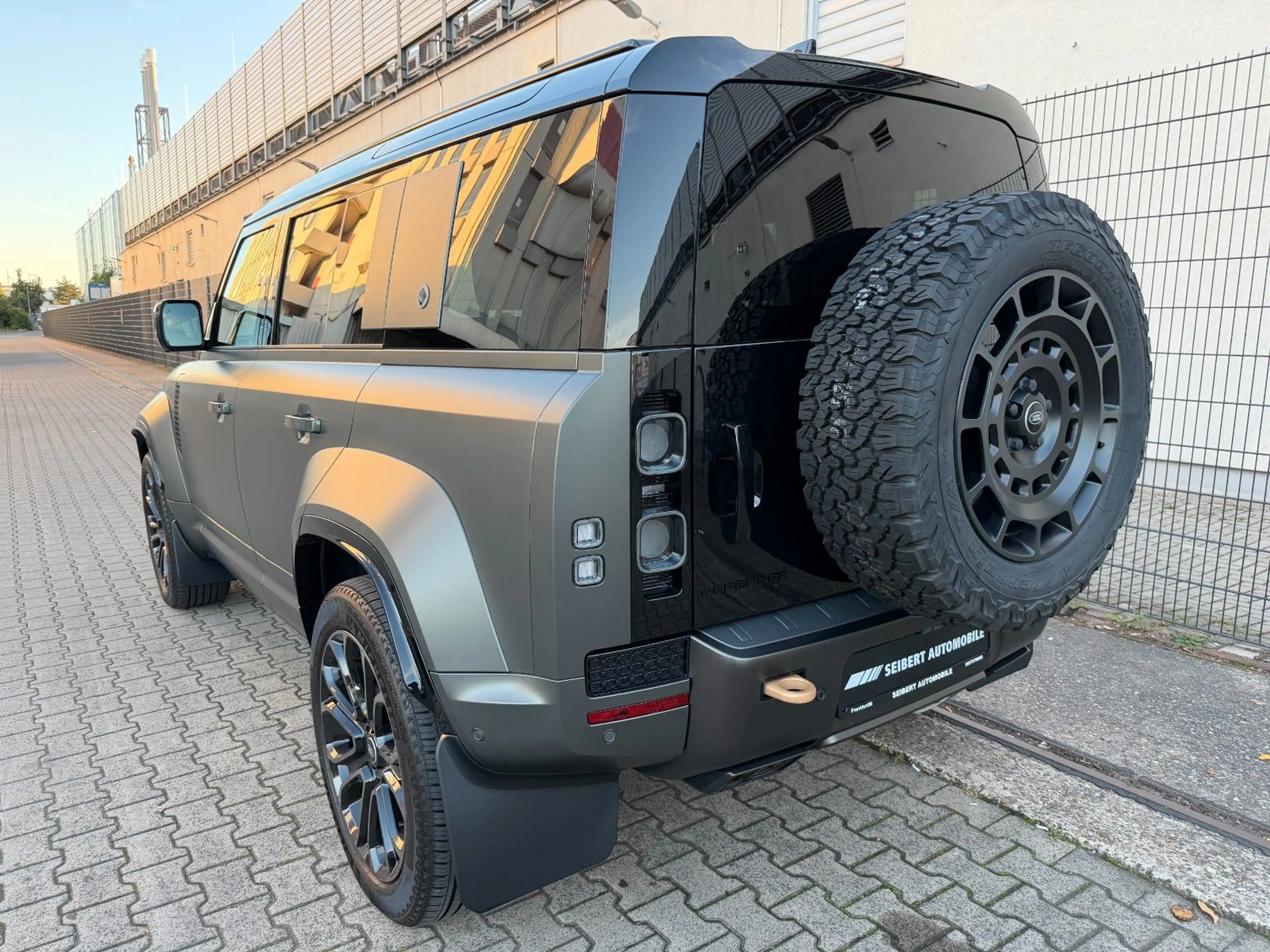 Land Rover Defender 110 OCTA Edition One — photo 3