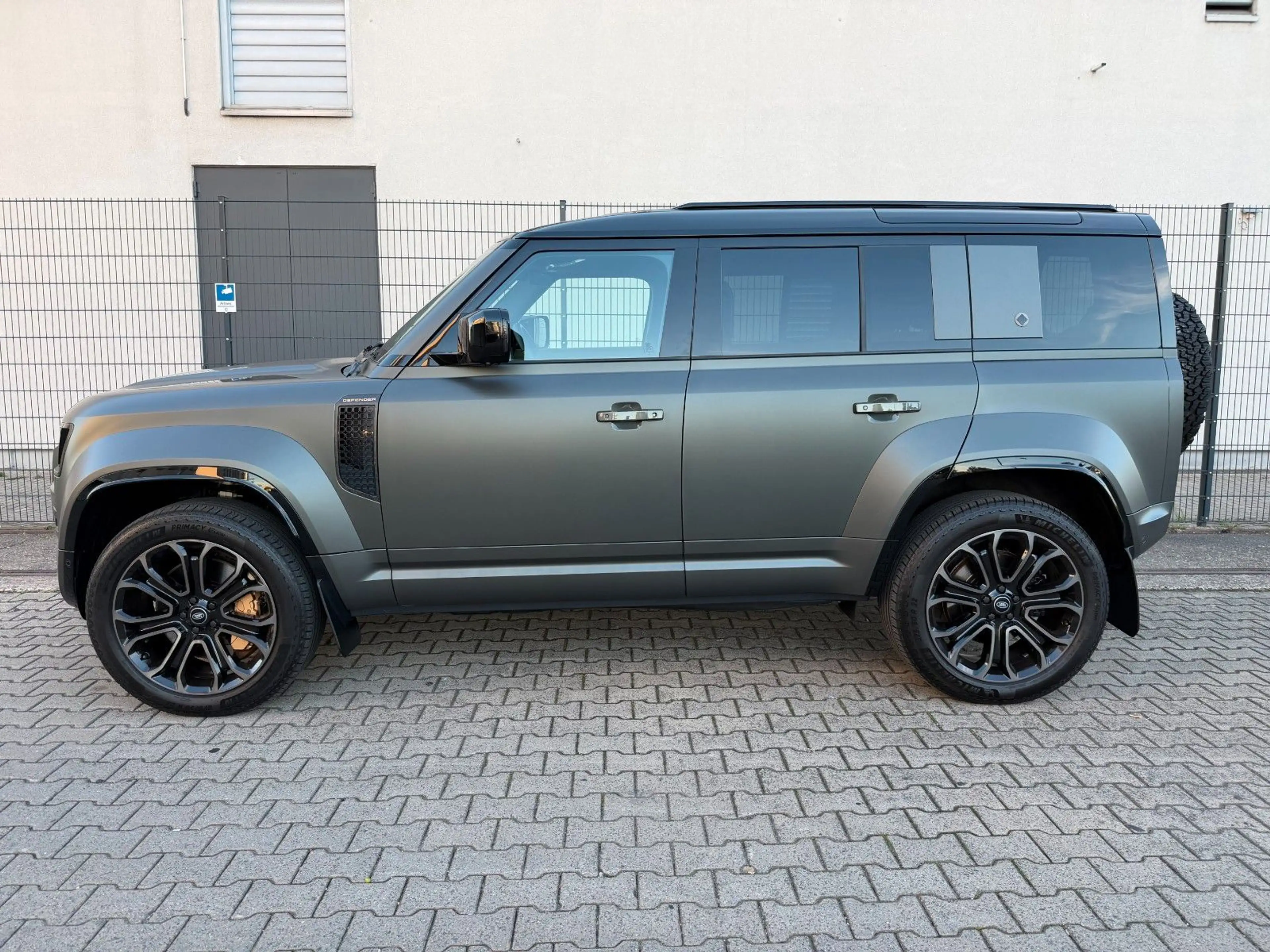 Land Rover Defender 110 OCTA Edition One — photo 8