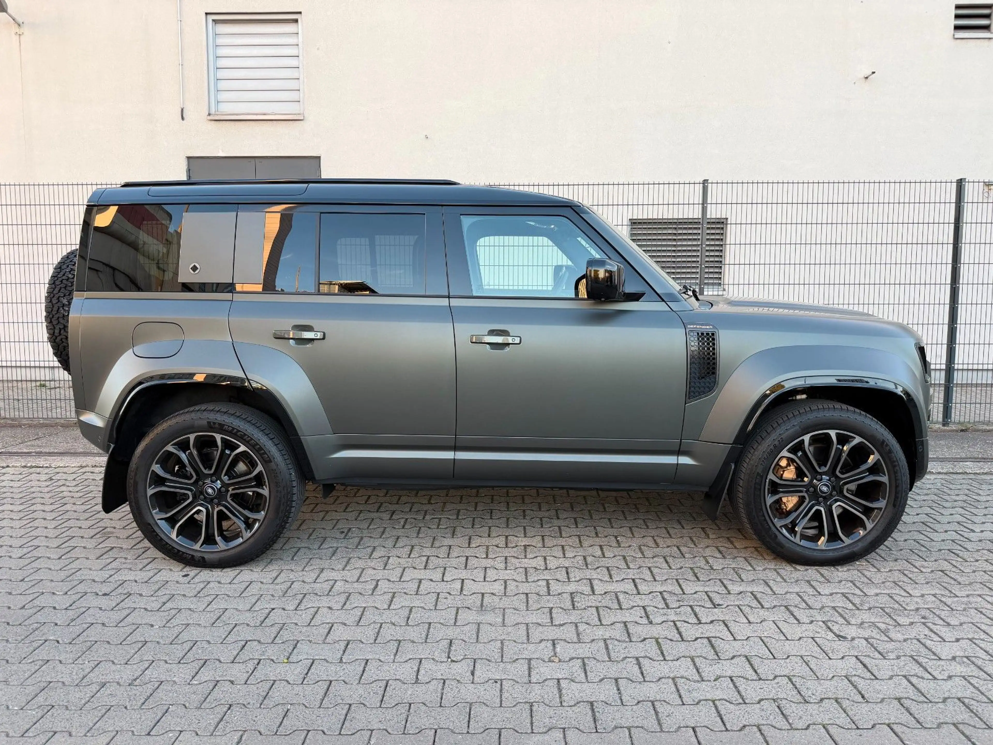Land Rover Defender 110 OCTA Edition One — photo 2