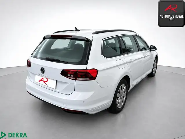 Volkswagen Passat view 3