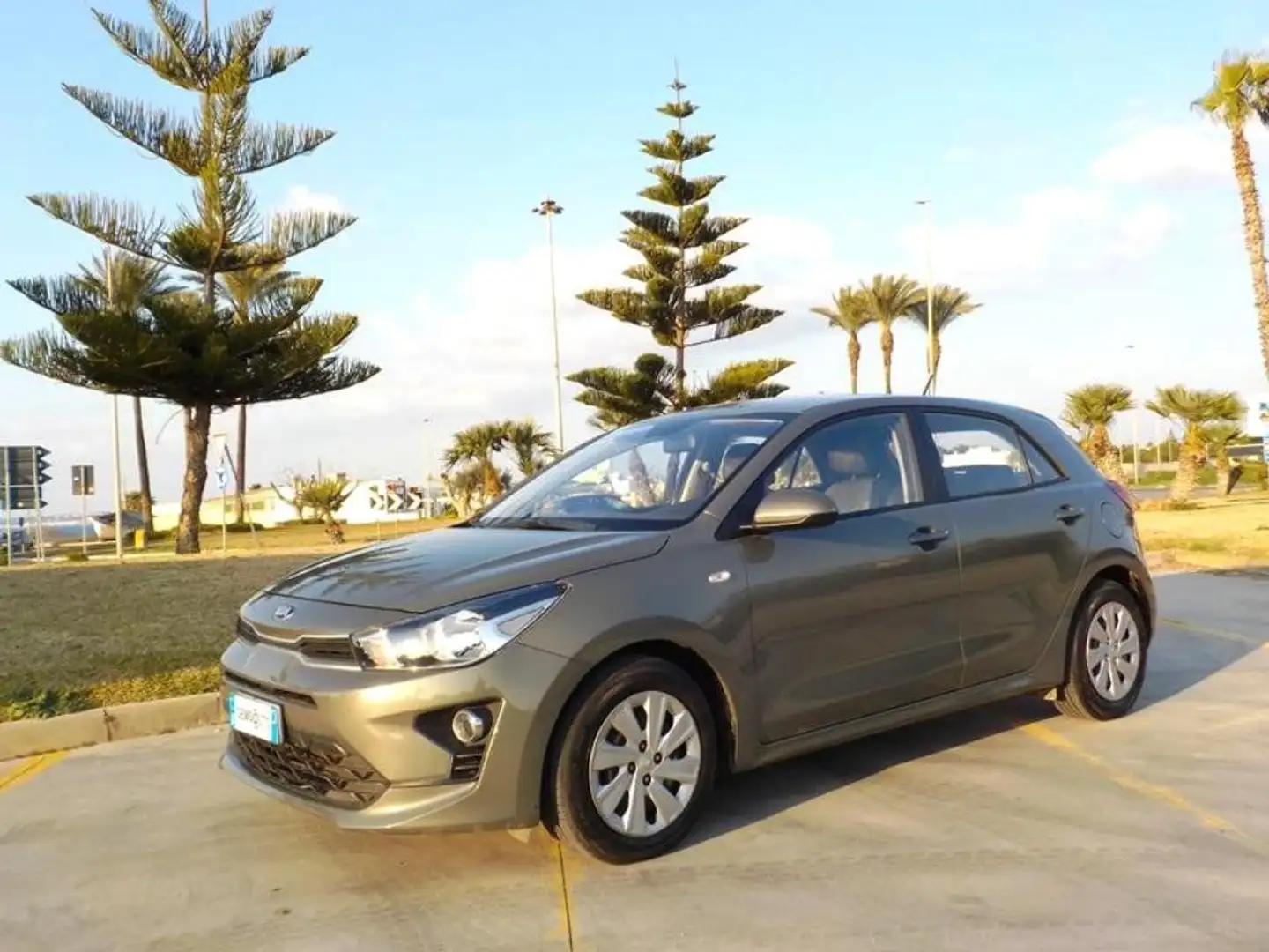 Kia Rio 1.2 DPi 82 CV EcoGPL Urban Grijs - 1