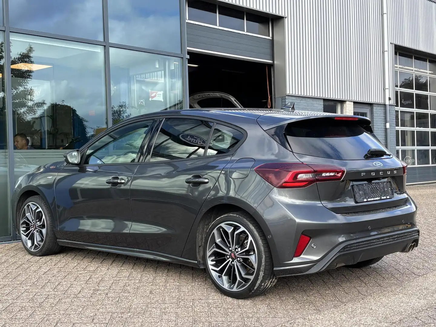 Ford Focus 1.0 EcoBoost Hybrid ST Line 155PK Winterpack Adapt Grau - 2