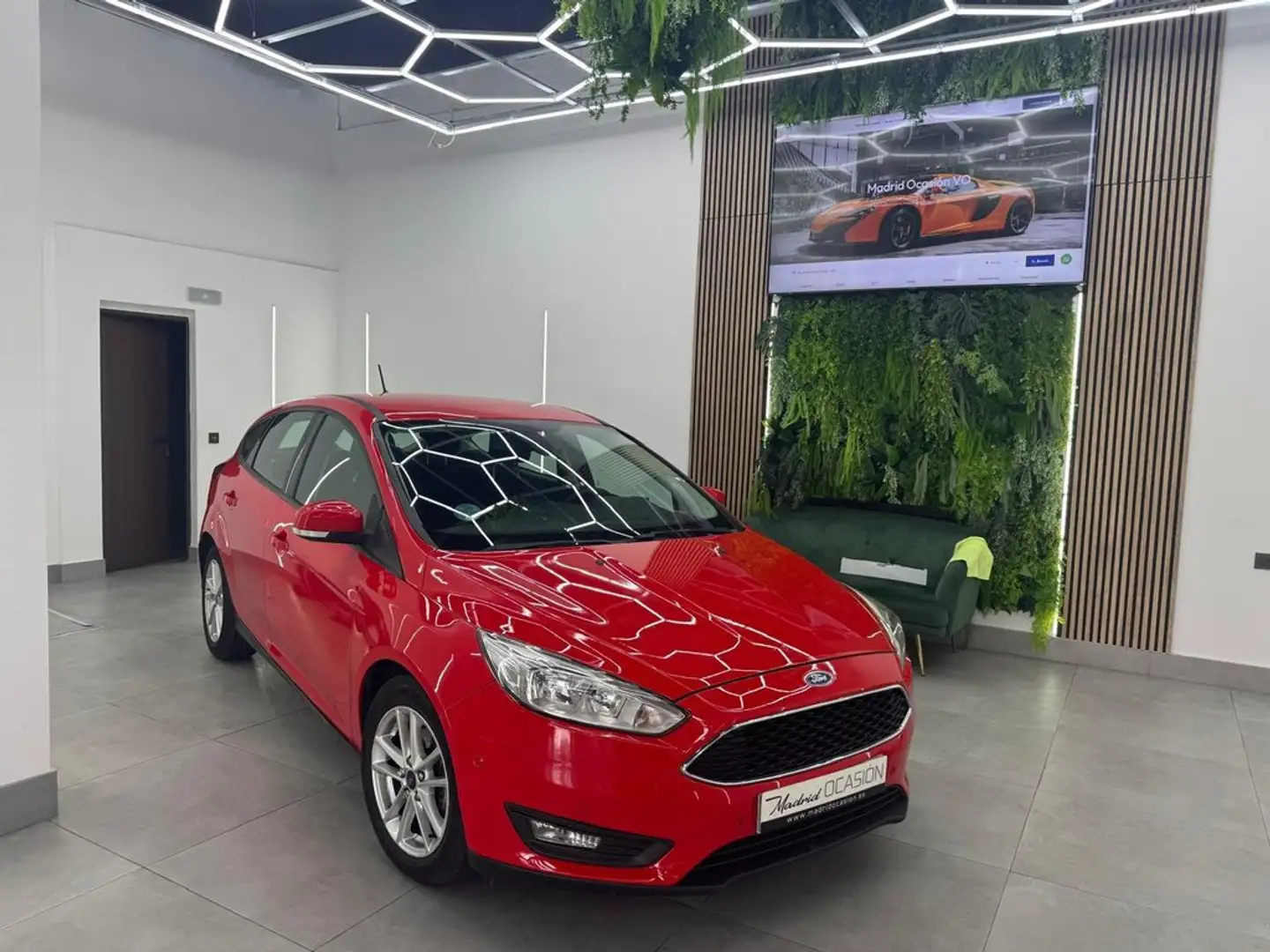Ford Focus 1.0 Ecoboost Auto-St.-St. 92kW Trend+ Rojo - 1