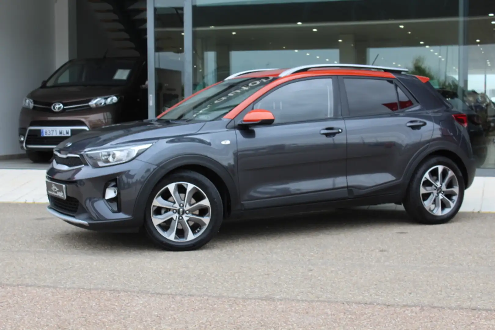 Kia Stonic 1.6CRDi VGT Eco-Dynamic Drive 115 Gris - 2