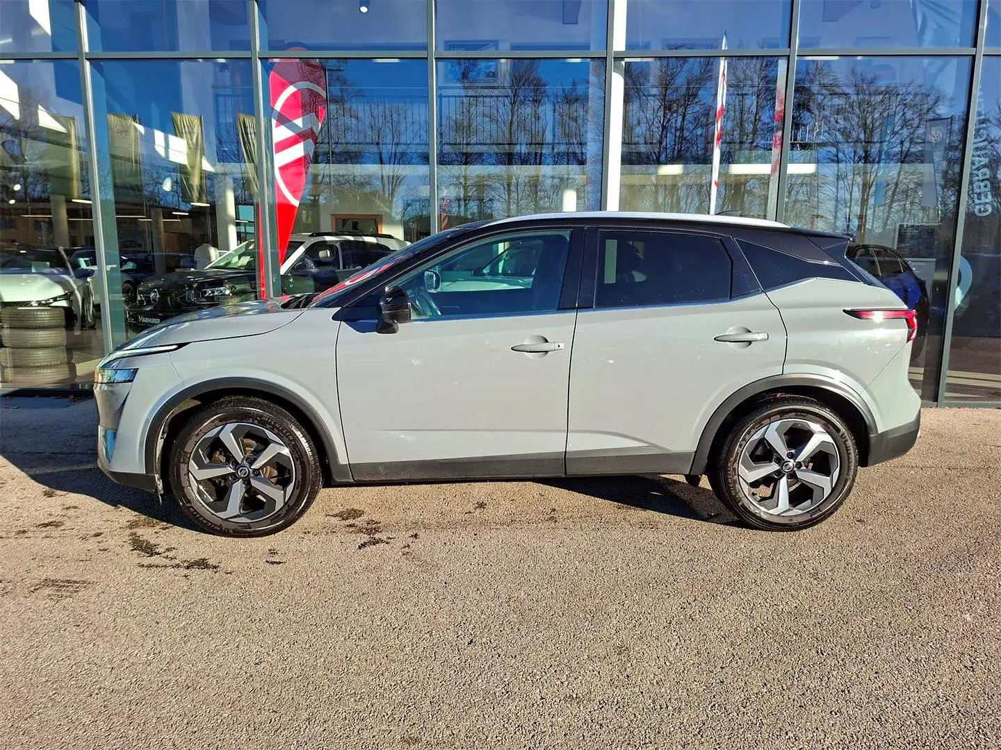 Nissan Qashqai 1,3 DIG-T MHEV 4x4 N-Connecta Grau - 2