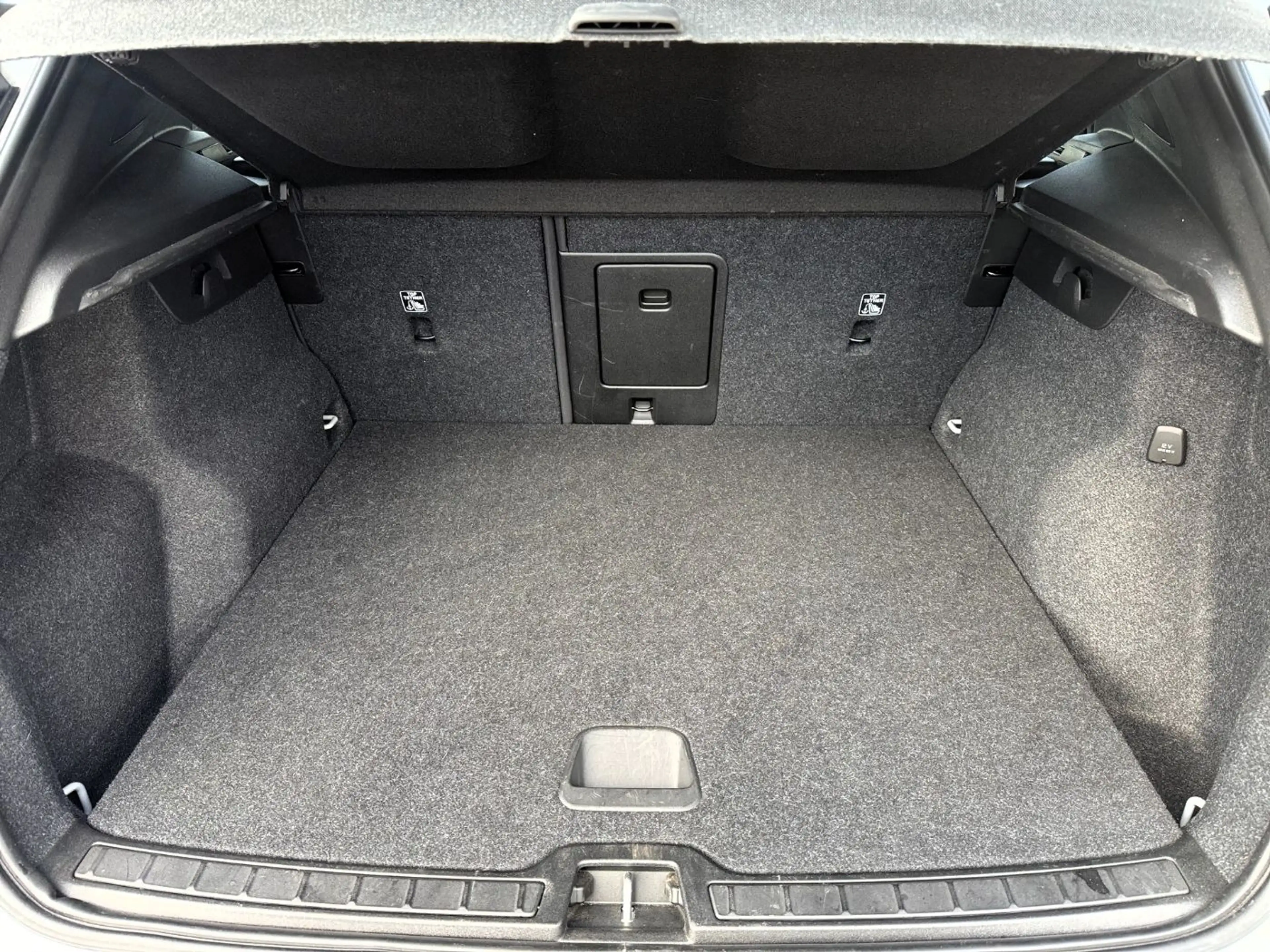Volvo XC40 T4 Twin Engine PHEV R Design ACC+AHK+++ — photo 28