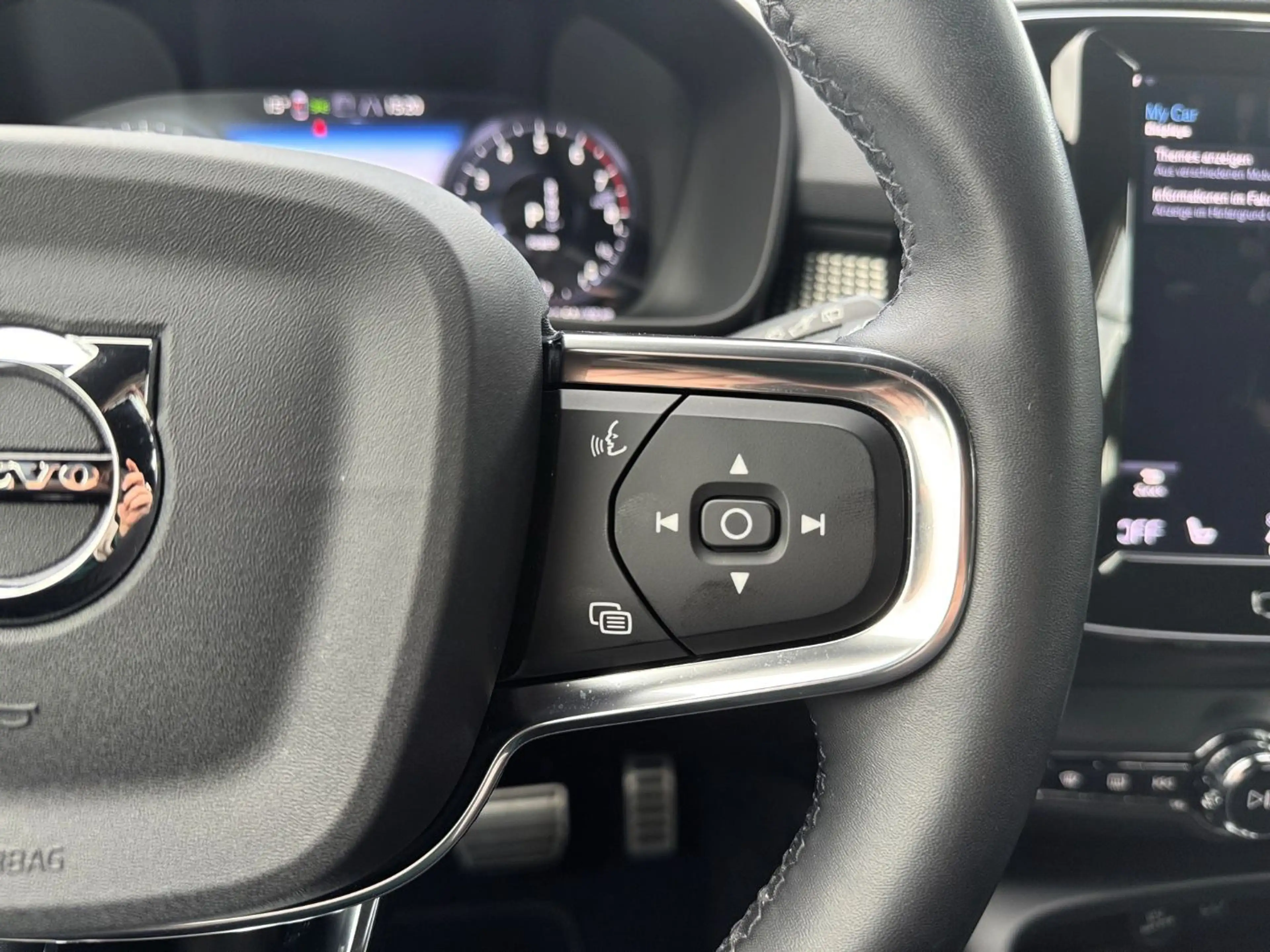 Volvo XC40 T4 Twin Engine PHEV R Design ACC+AHK+++ — photo 13