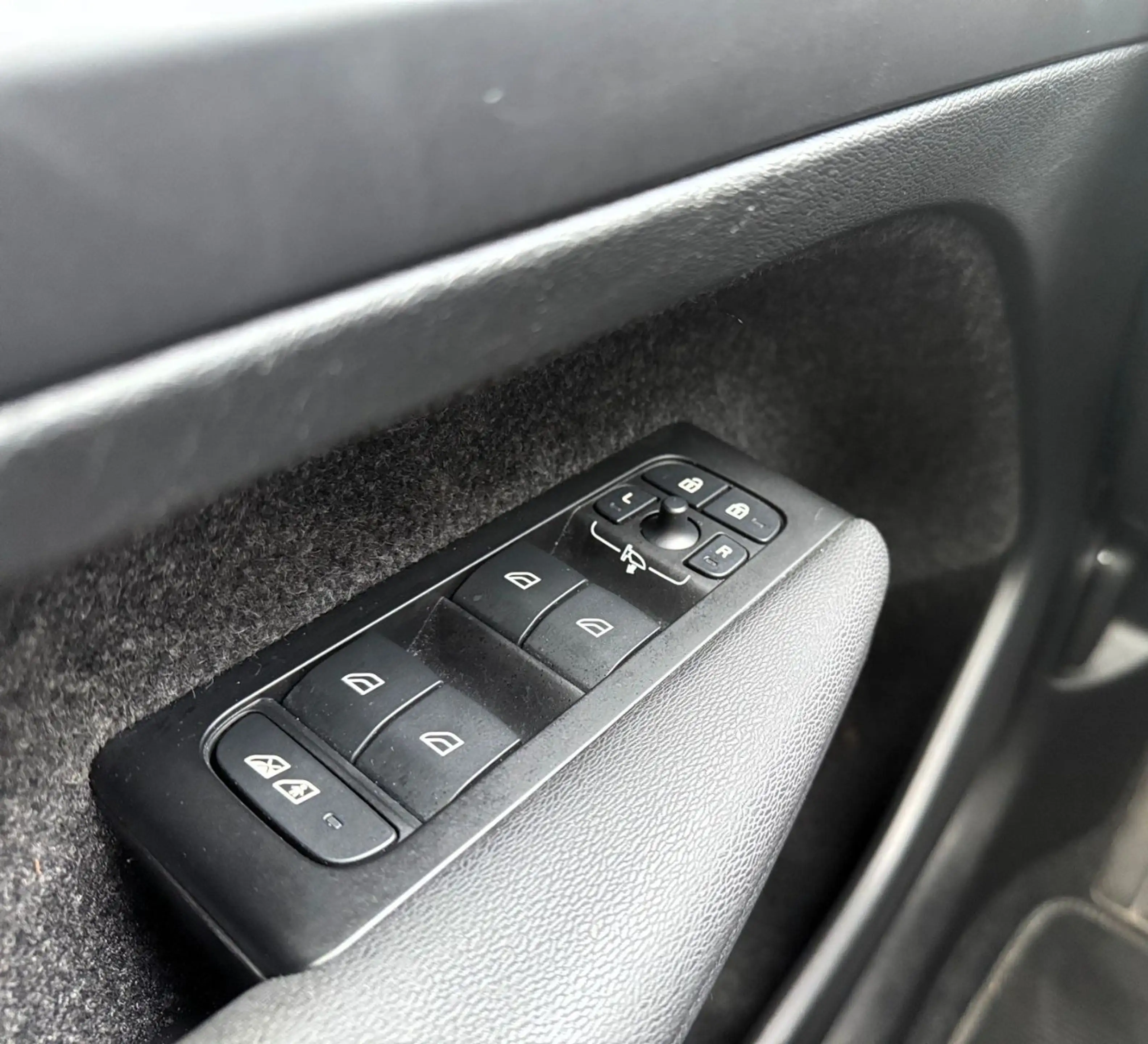 Volvo XC40 T4 Twin Engine PHEV R Design ACC+AHK+++ — photo 17