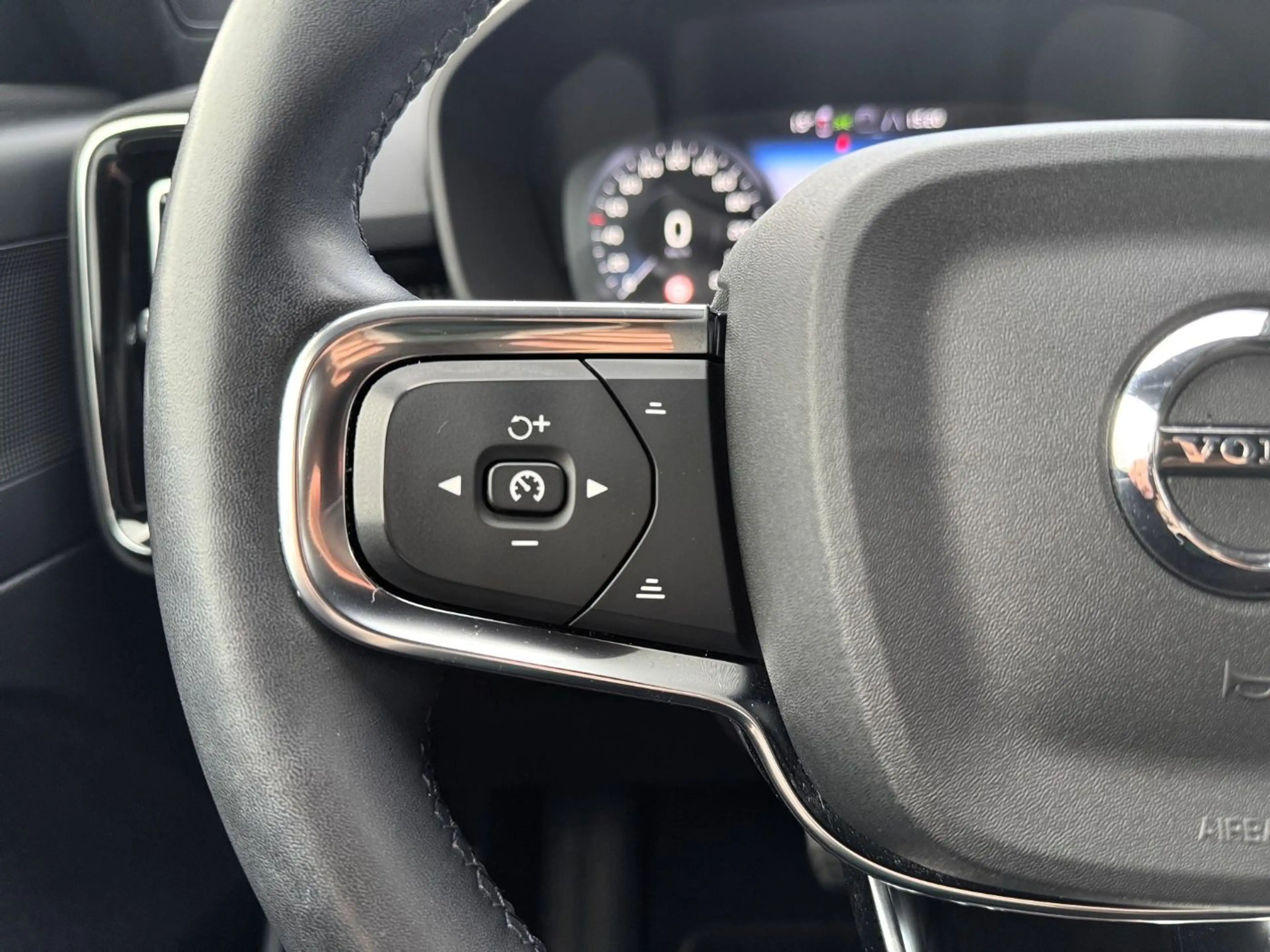 Volvo XC40 T4 Twin Engine PHEV R Design ACC+AHK+++ — photo 12