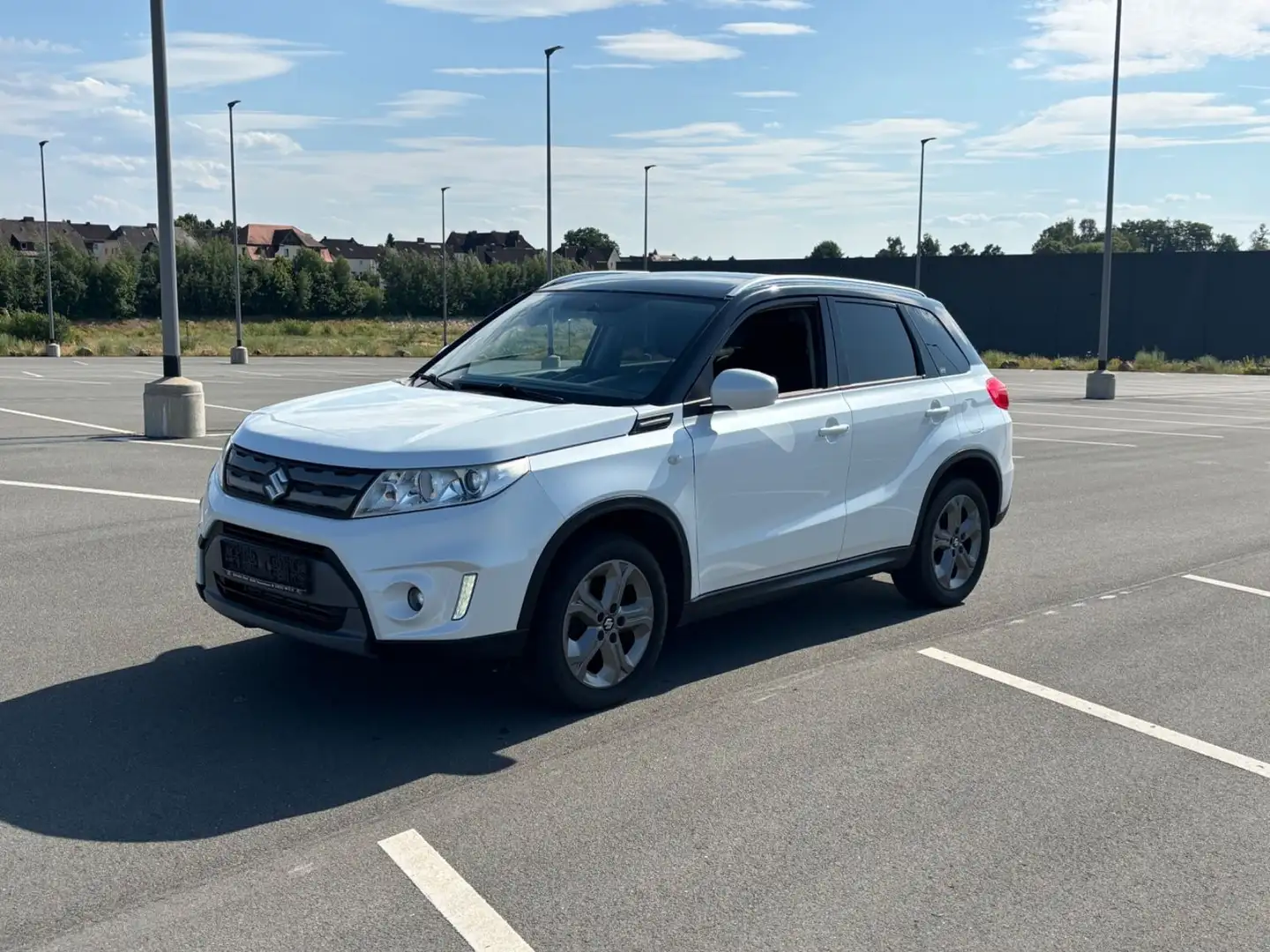 Suzuki Vitara 1.6 DDiS Comfort 4x4 ACC AHK KAMERA Weiß - 1