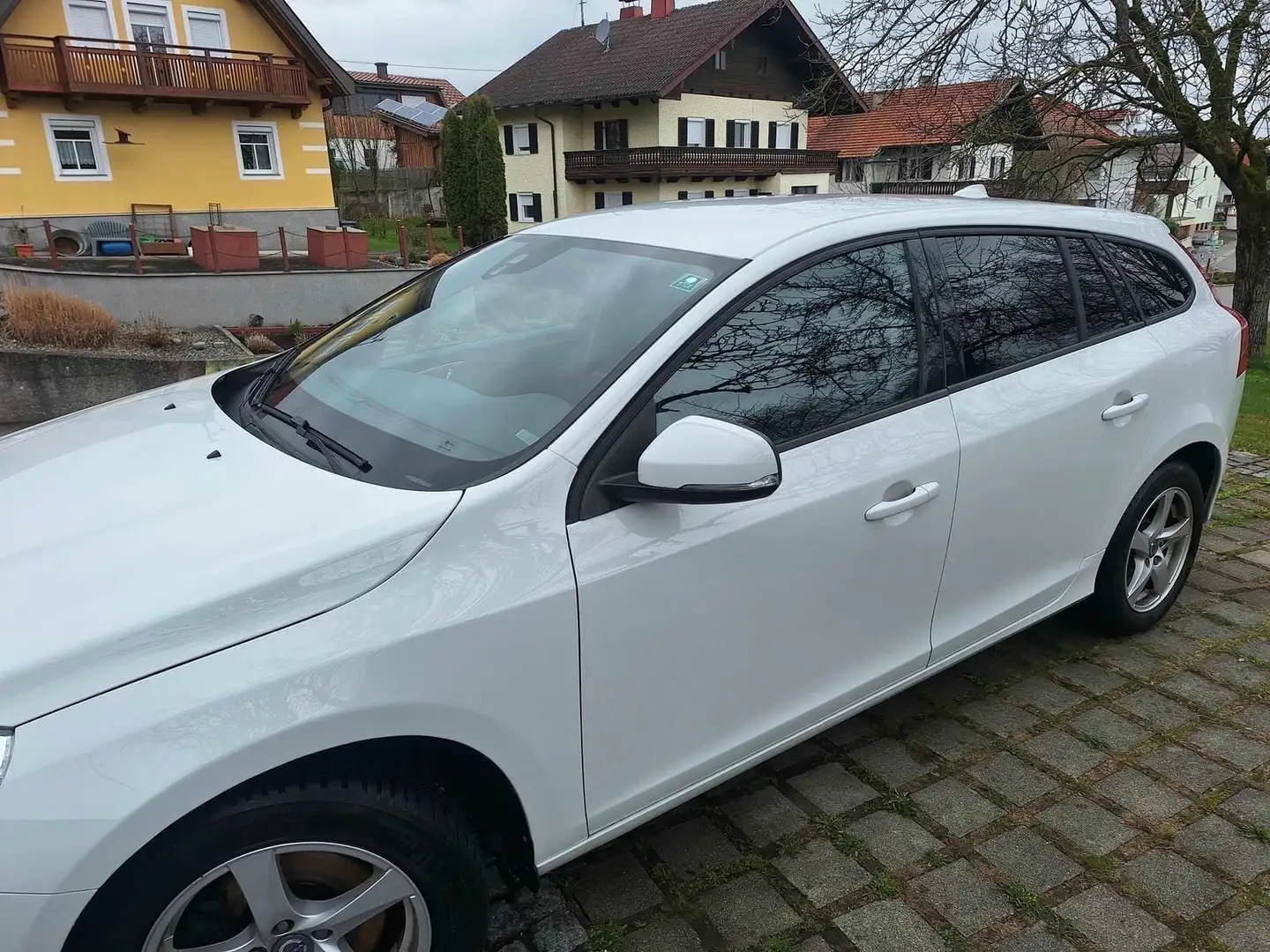 Volvo V60 V60 D3 Kinetic Kinetic Weiß - 2