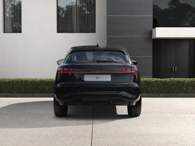 Audi Q3 view 4