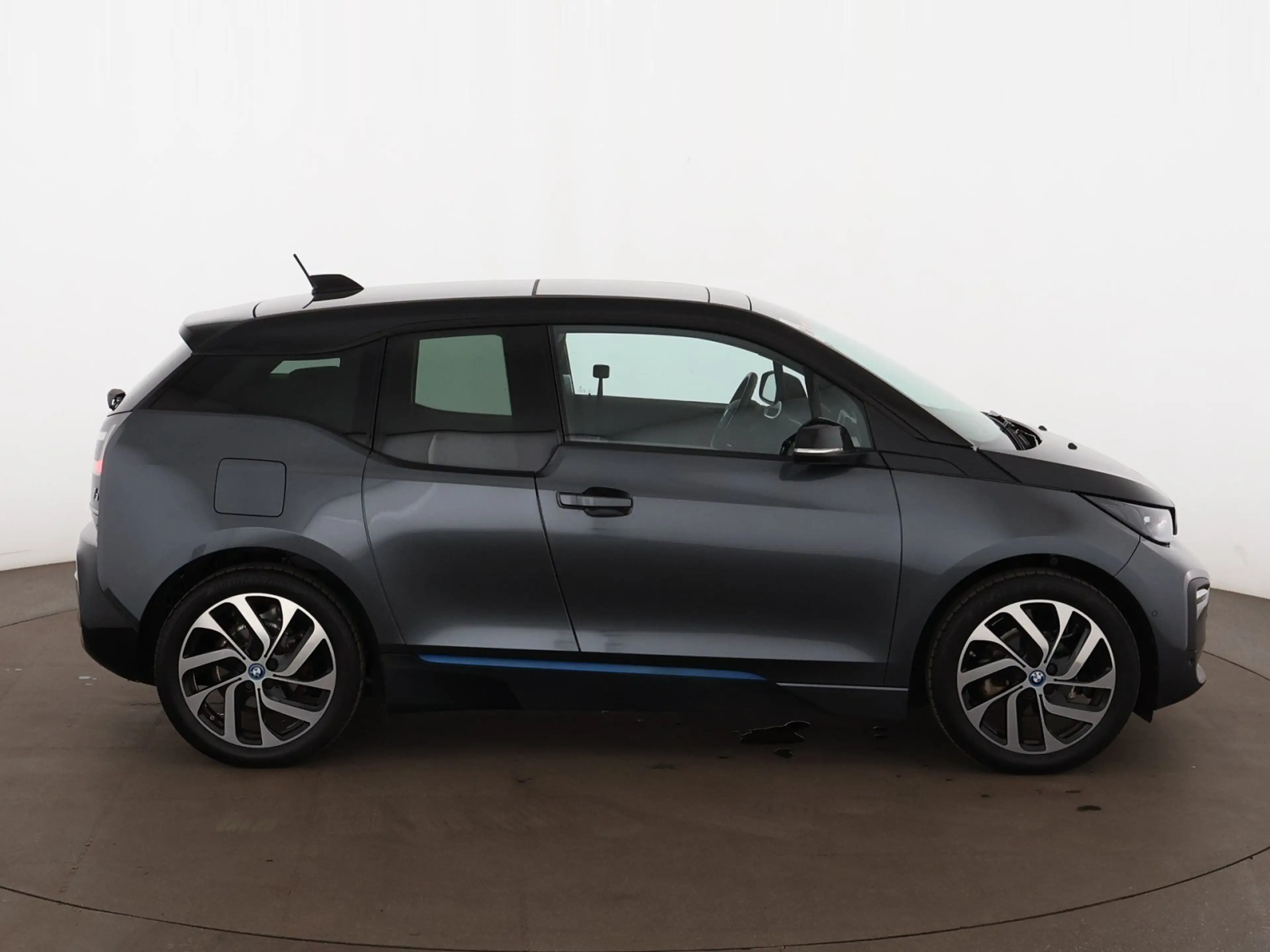 BMW i3 42kWh Aut LED SKY WAERMEPUMPE SITZHZG R-CAM — photo 9