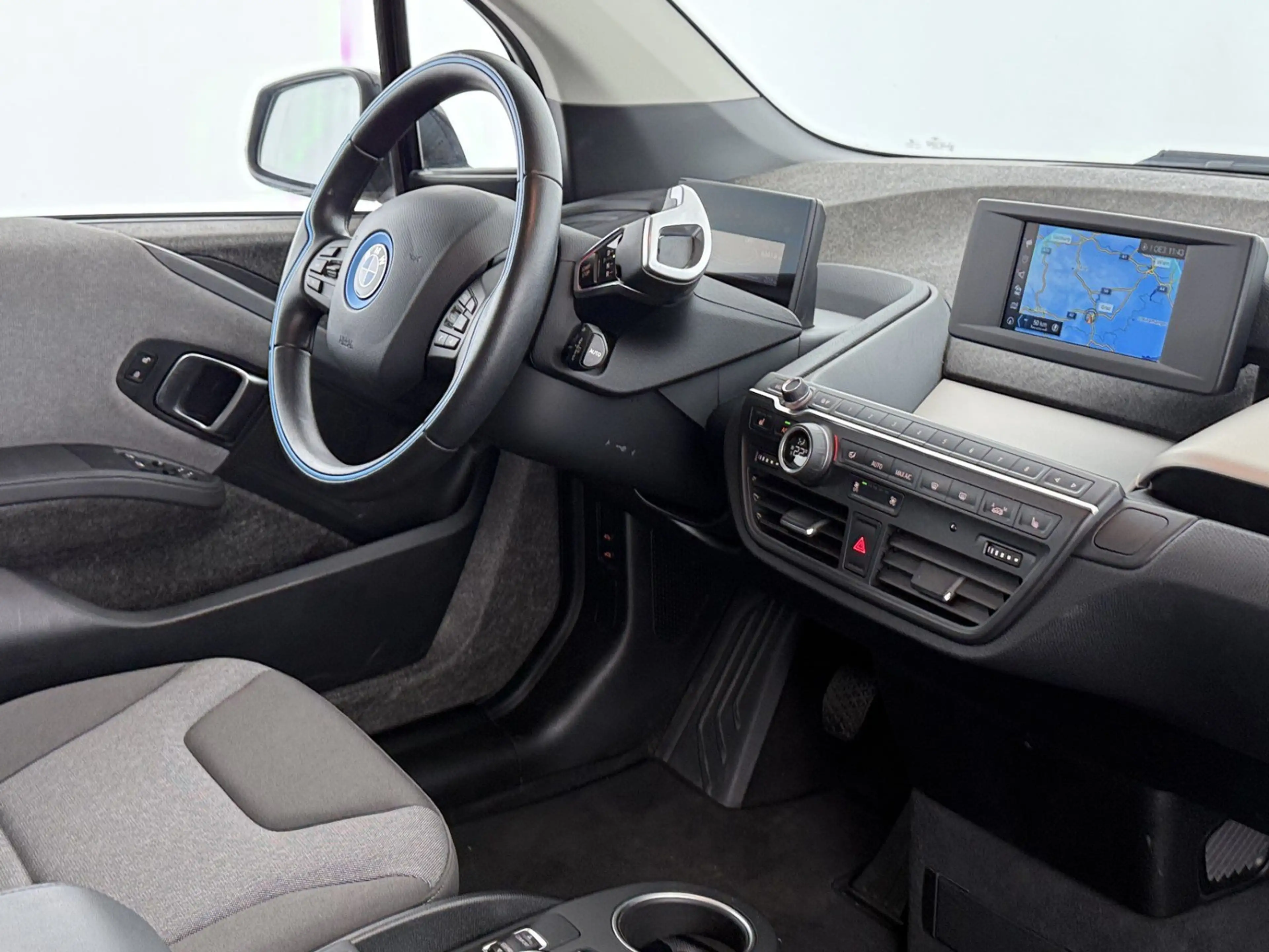 BMW i3 42kWh Aut LED SKY WAERMEPUMPE SITZHZG R-CAM — photo 13