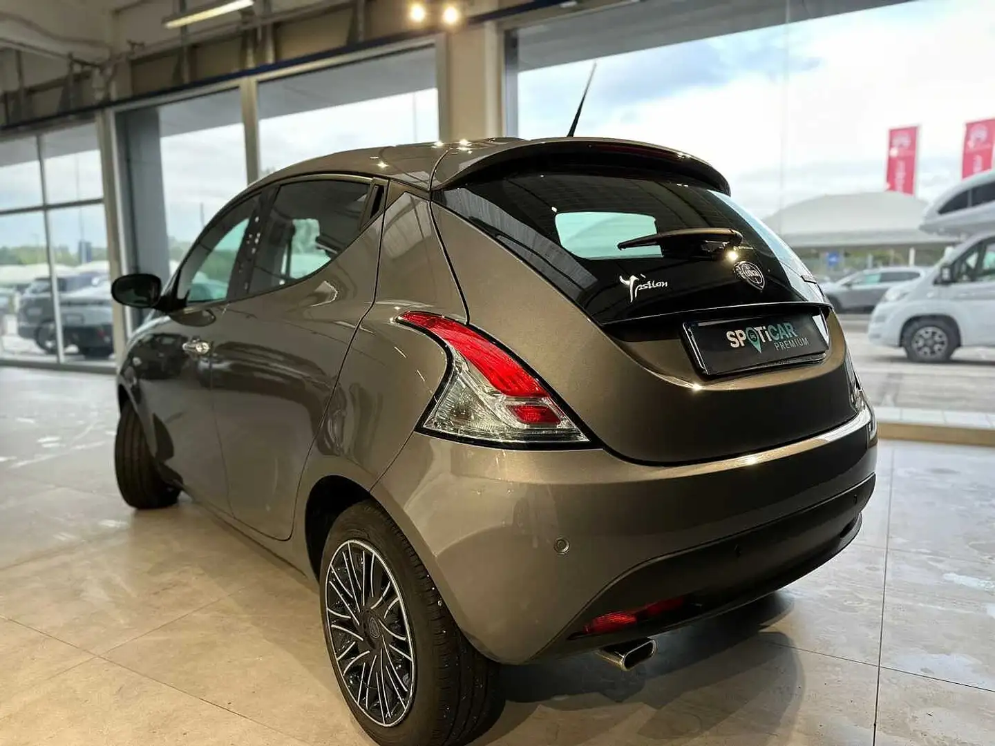 Lancia Ypsilon 3ª serie 1.0 FireFly 5 porte S&S Hybrid Ecochic Si Grijs - 2