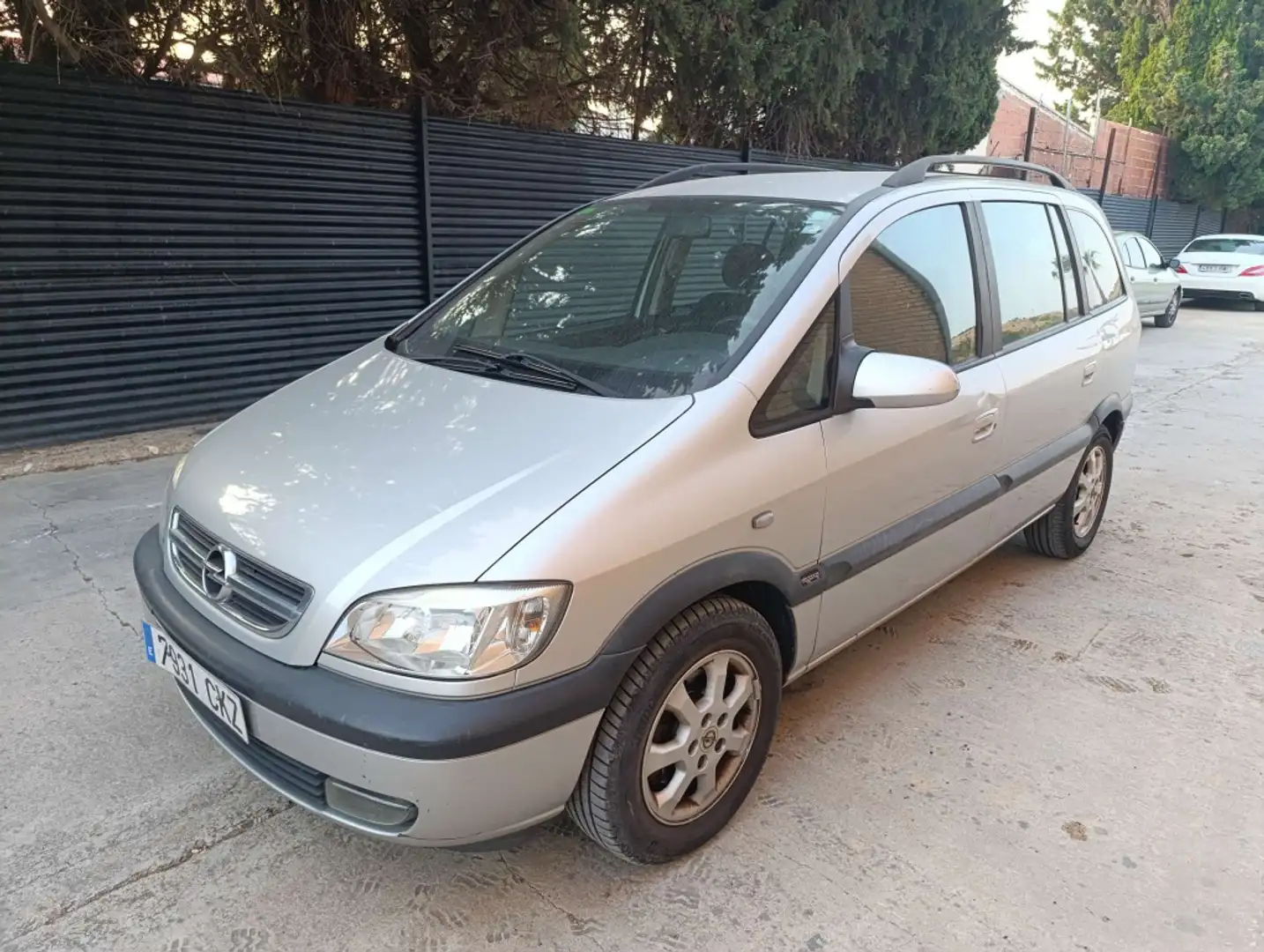 Opel Zafira 2.0Dti 16v Elegance Gris - 1