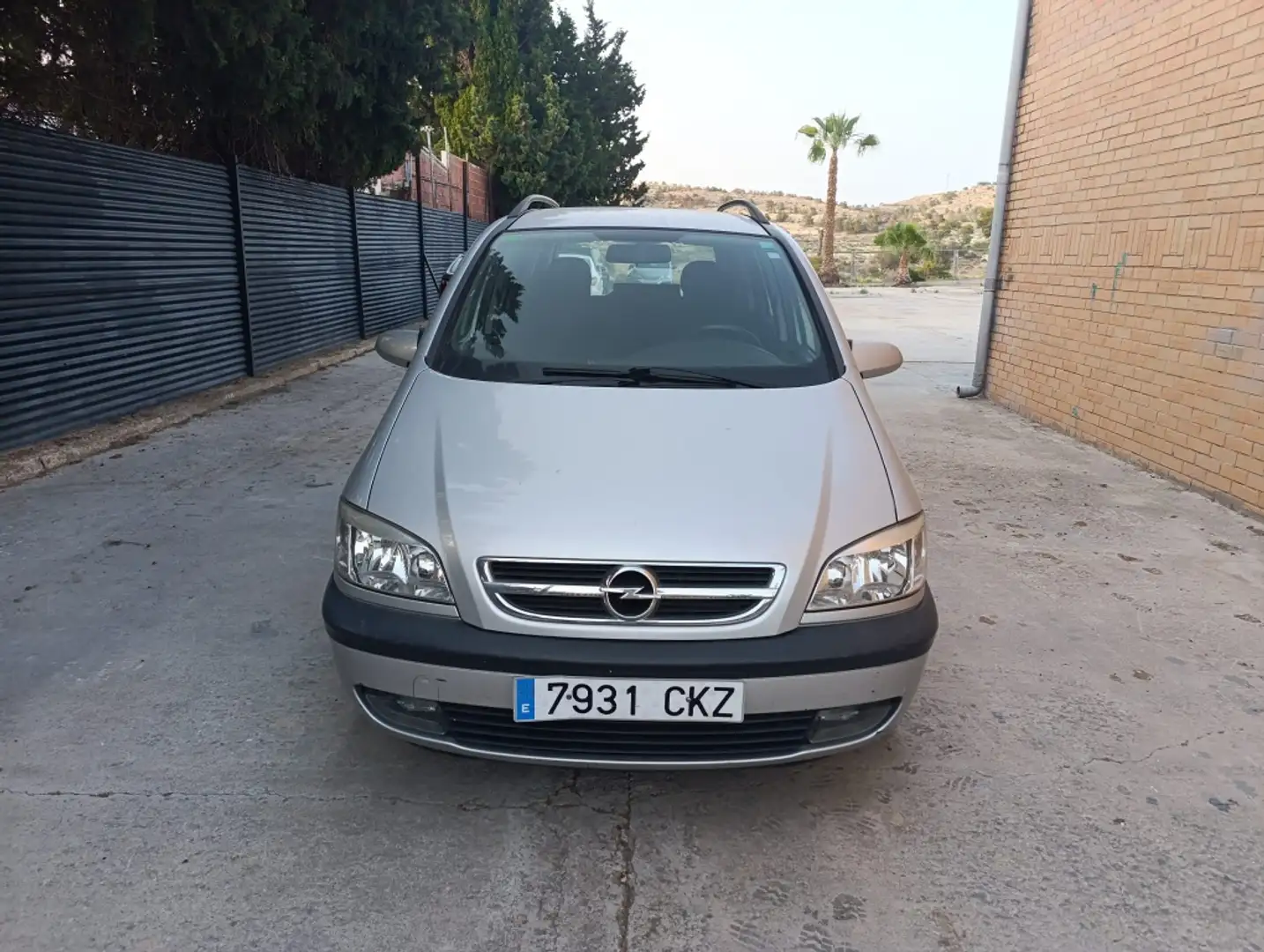 Opel Zafira 2.0Dti 16v Elegance Gris - 2