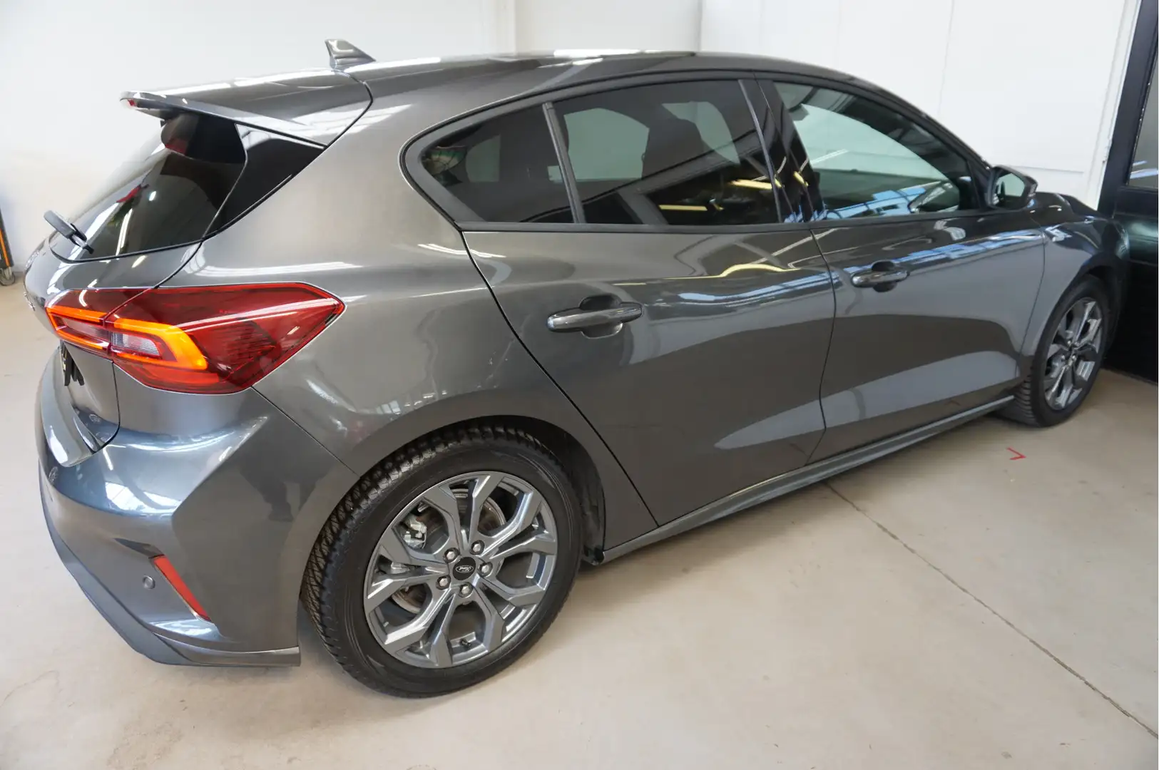 Ford Focus 1.0 EcoBoost Hybrid ST Line Navi Incl. afleverbeur Grijs - 2