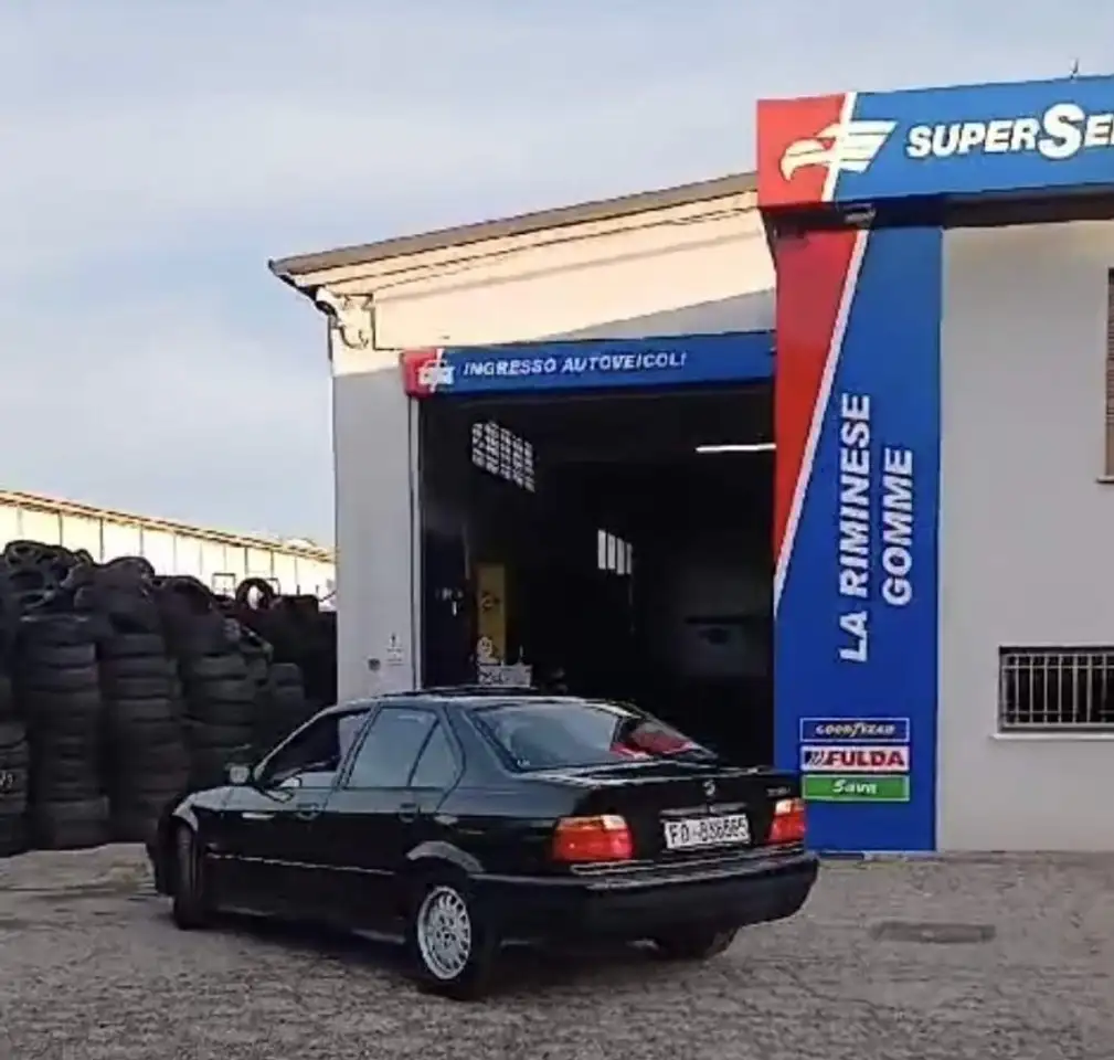 BMW 318i 4p, foto 3