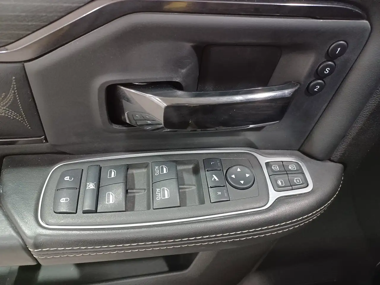 RAM 2500 снимка RAM 2500
