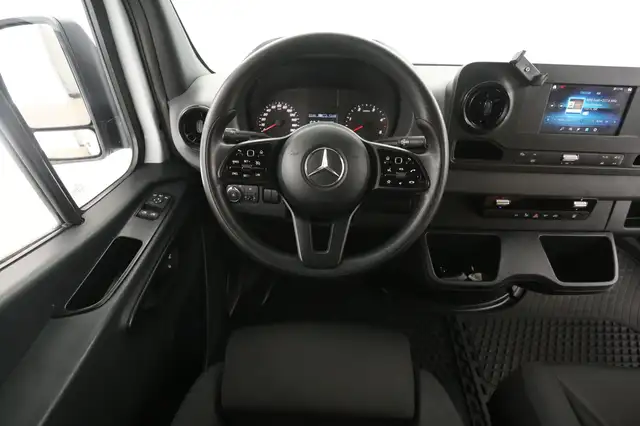 Mercedes-Benz Sprinter view 2