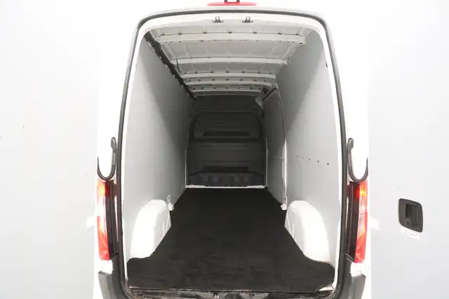Mercedes-Benz Sprinter view 3