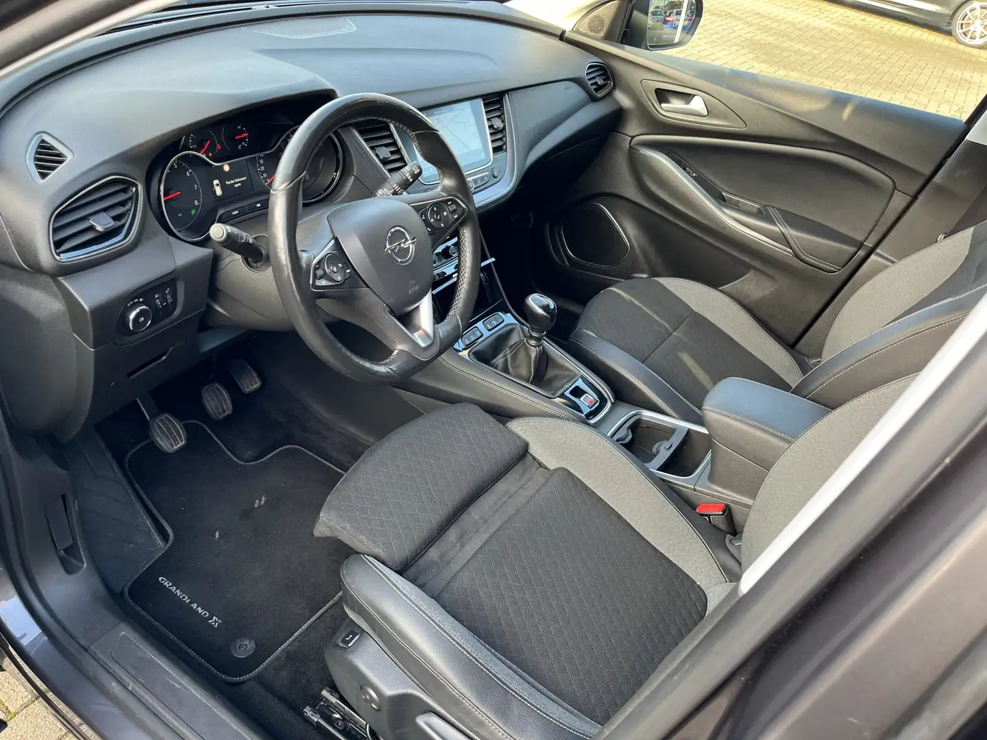 Opel Grandland X 1.2 Turbo Business Executive 50% deal 7.475,- ACTI Grijs - 2