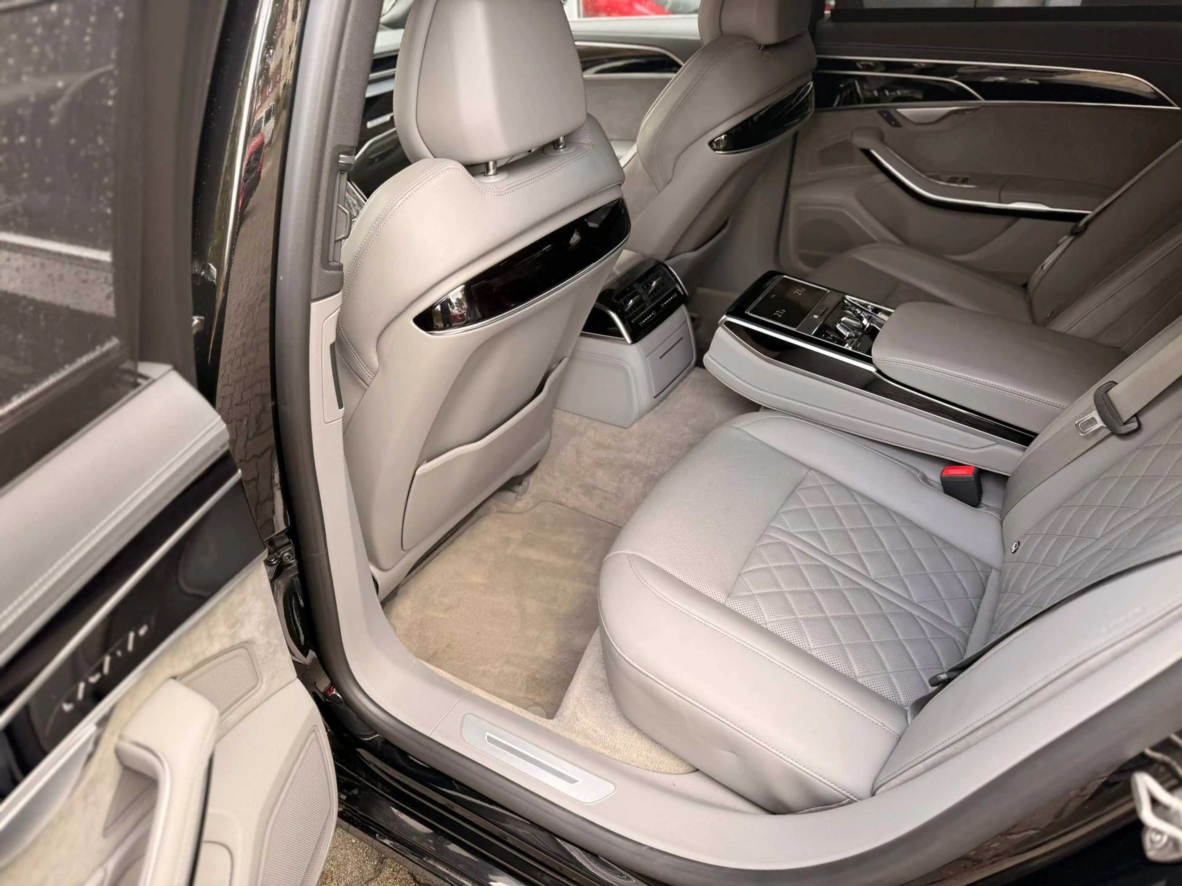 Audi A8 50 TDI quattro — photo 12