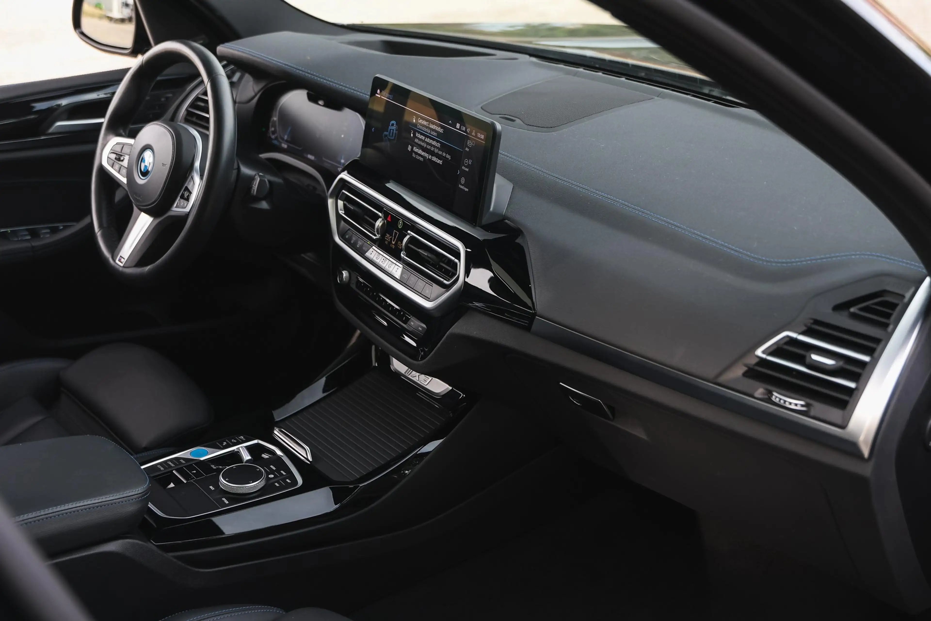 BMW iX3 High Executive / Sportstoelen / Comfort Access / A — photo 11