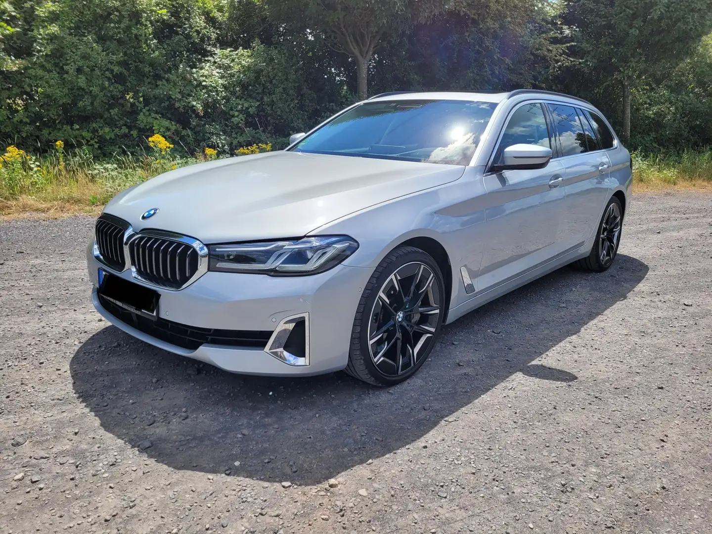 BMW 540 540d xDrive Touring Aut. Luxury Line Stříbrná - 1
