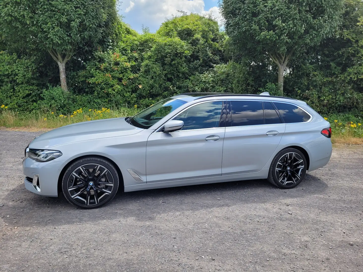 BMW 540 540d xDrive Touring Aut. Luxury Line Stříbrná - 2