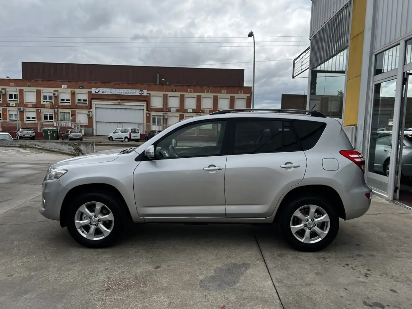 Toyota RAV 4 2.2D-4D Advance 4x4 Gris - 2