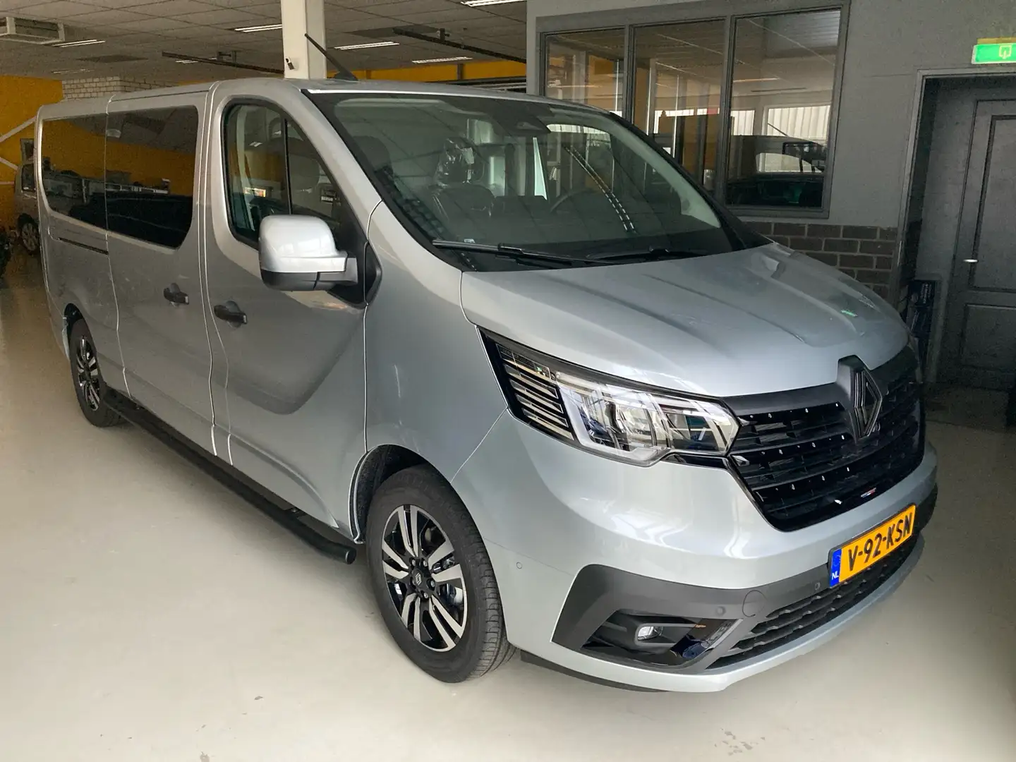 Renault Trafic 2.0 Blue dCi T30 L2 Grijs - 2
