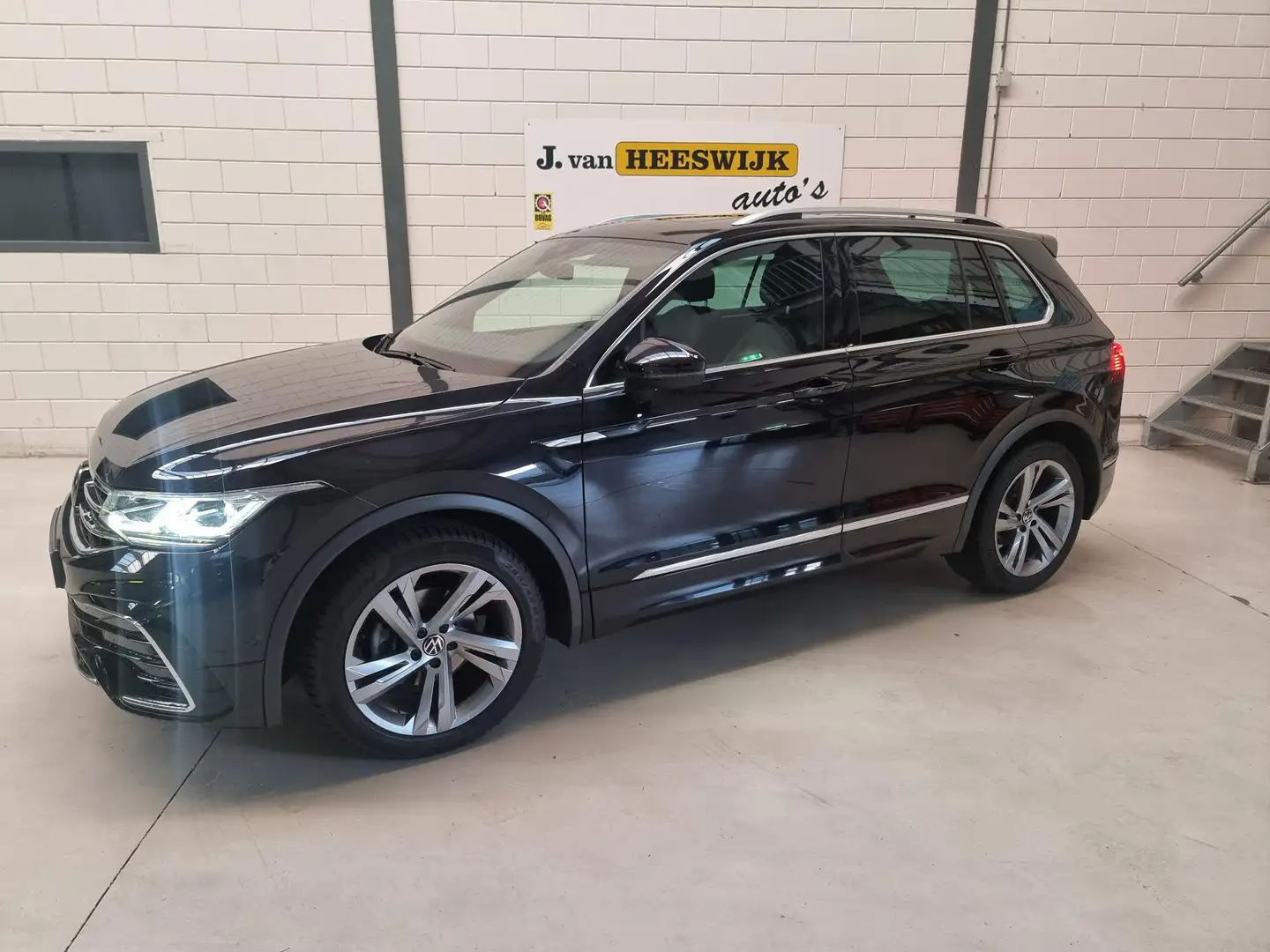 Volkswagen Tiguan 1.5 TSI R-Line Business+ Panorama dak | Lmv | Virt Zwart - 1