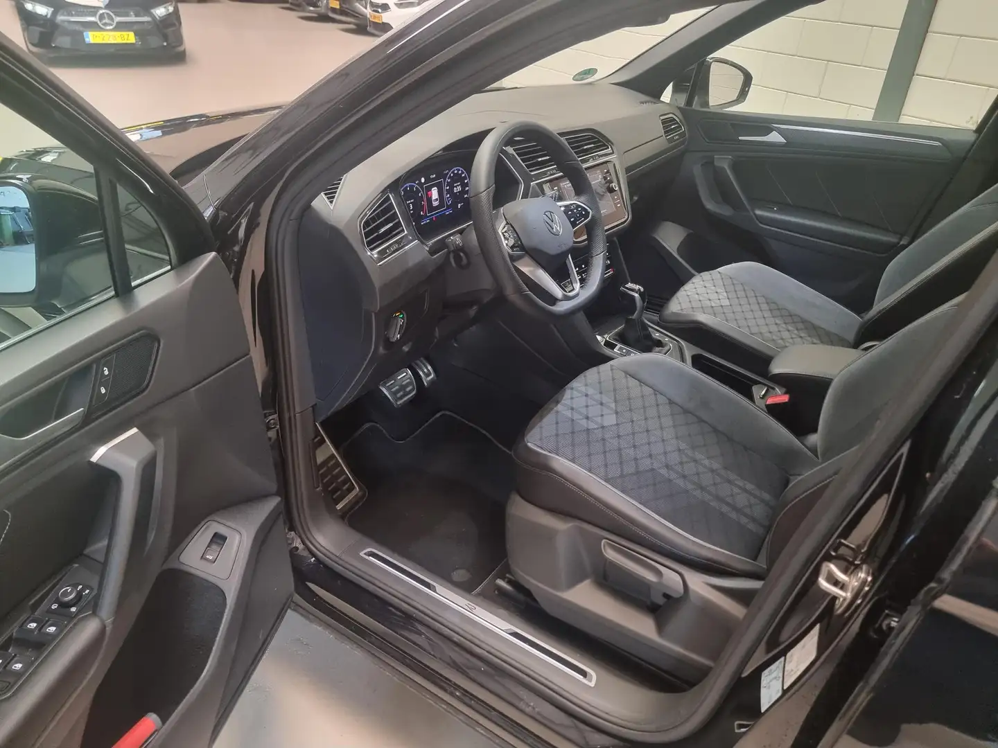 Volkswagen Tiguan 1.5 TSI R-Line Business+ Panorama dak | Lmv | Virt Zwart - 2