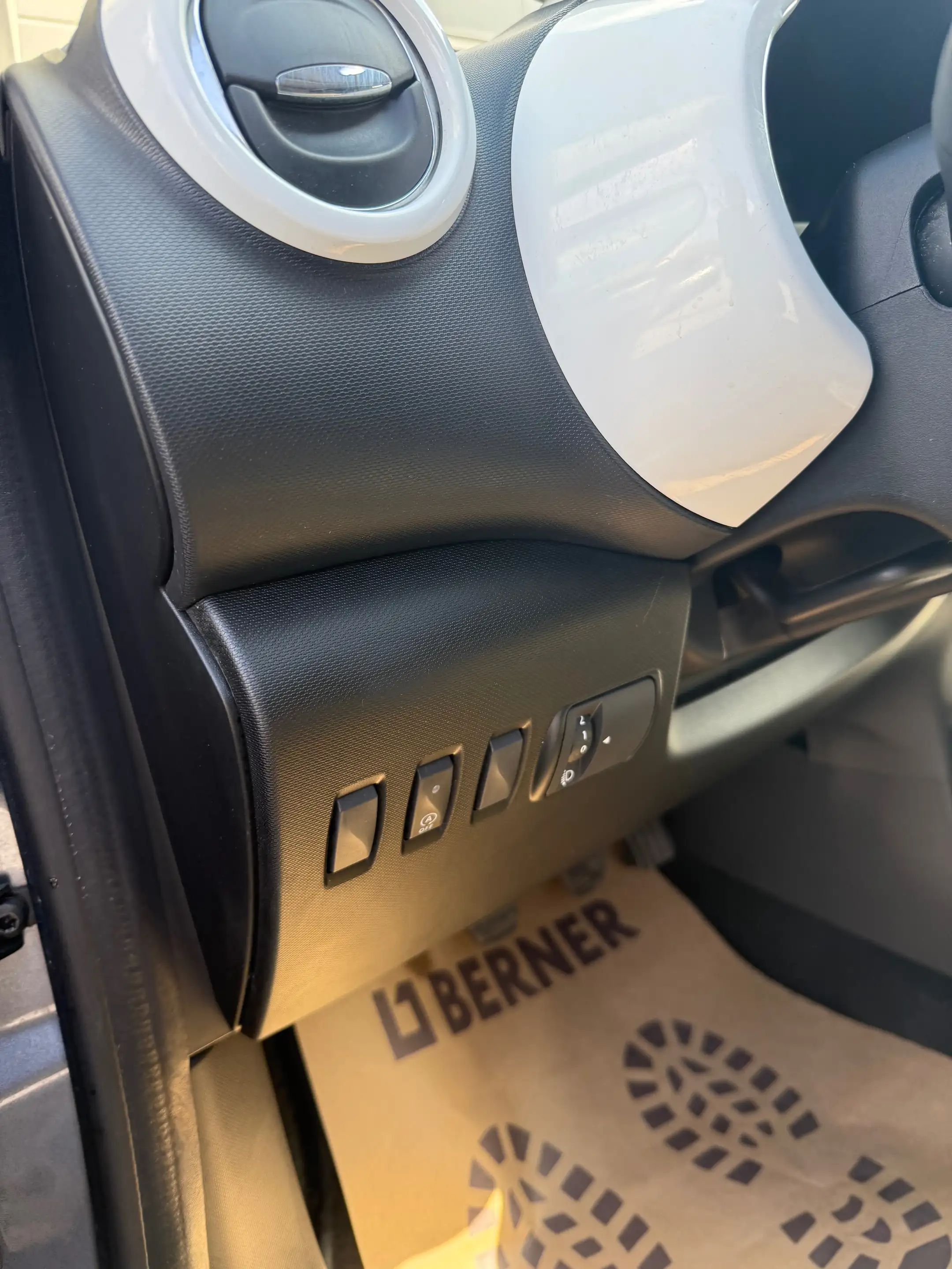 Renault Twingo Twingo 1.0i SCe Limited S — photo 13