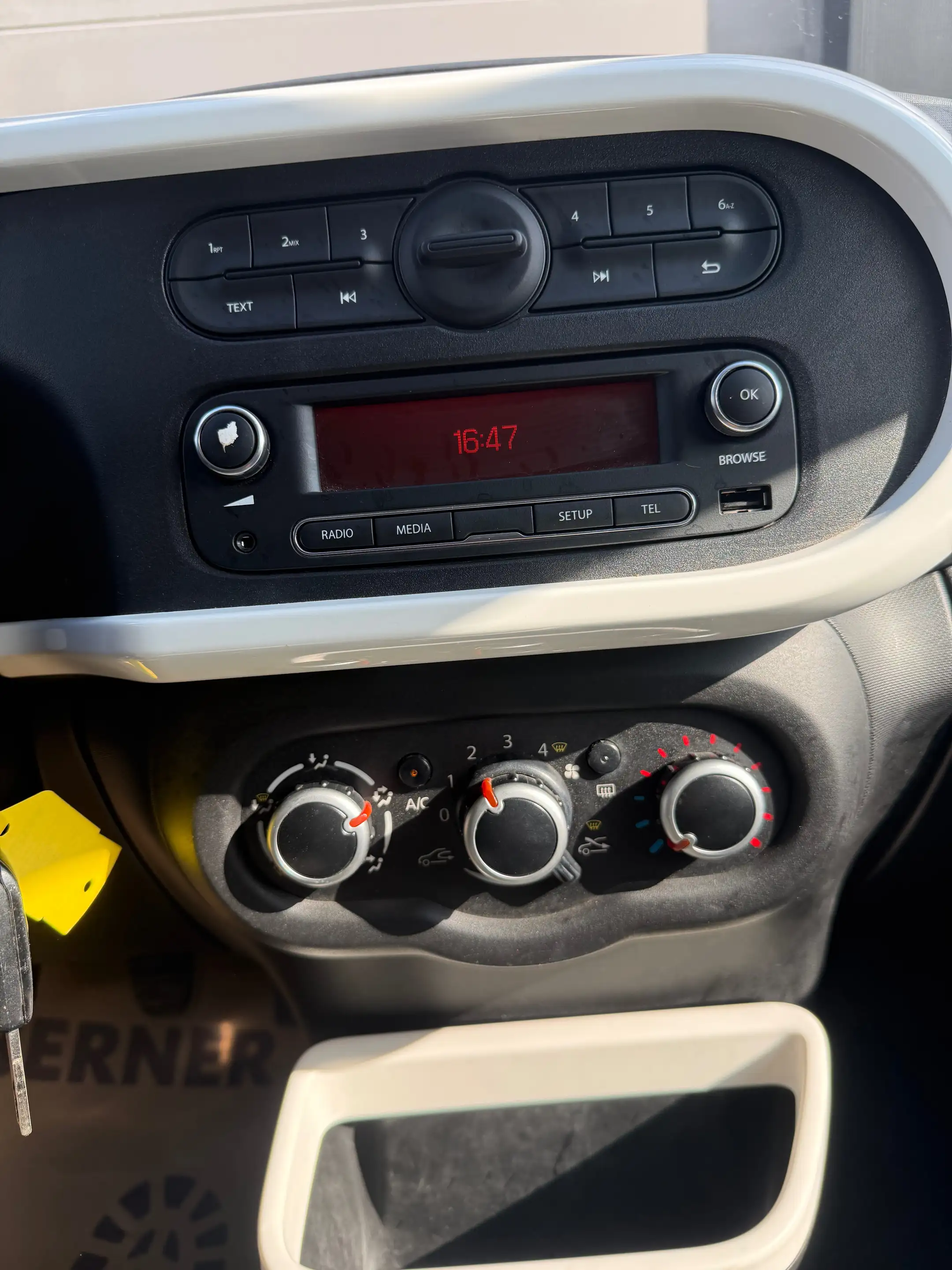 Renault Twingo Twingo 1.0i SCe Limited S — photo 15