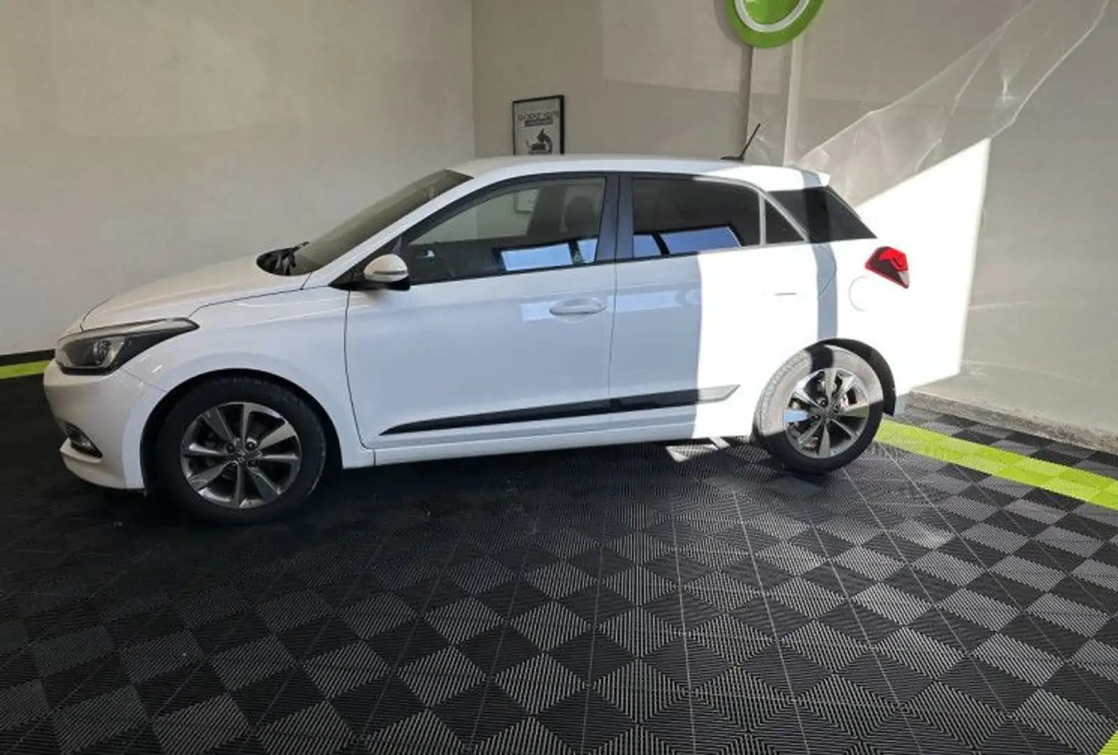 Hyundai i20 II 1.2 84 Creative %2B Caméra de recul Weiß - 2
