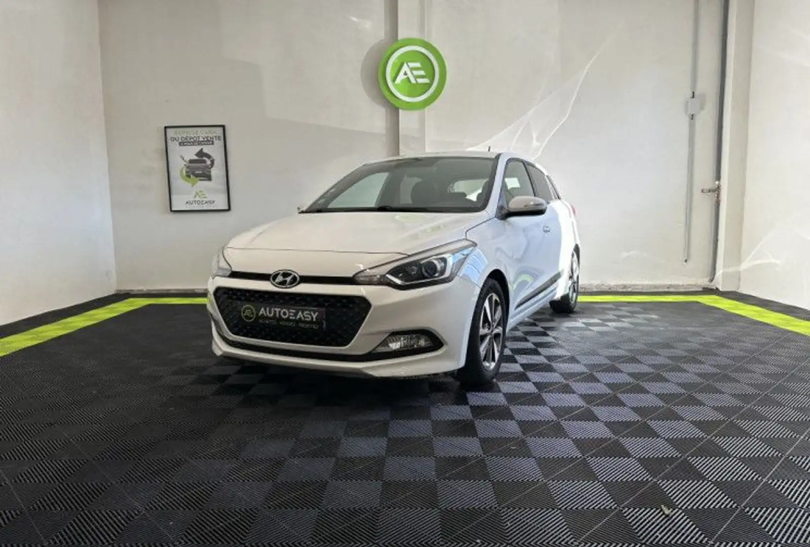 Hyundai i20 II 1.2 84 Creative %2B Caméra de recul Weiß - 1