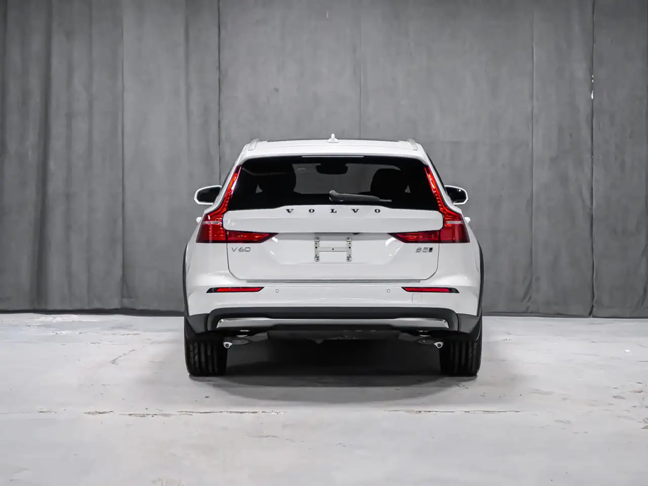 Volvo V60 Cross Country снимка Volvo V60 Cross Country