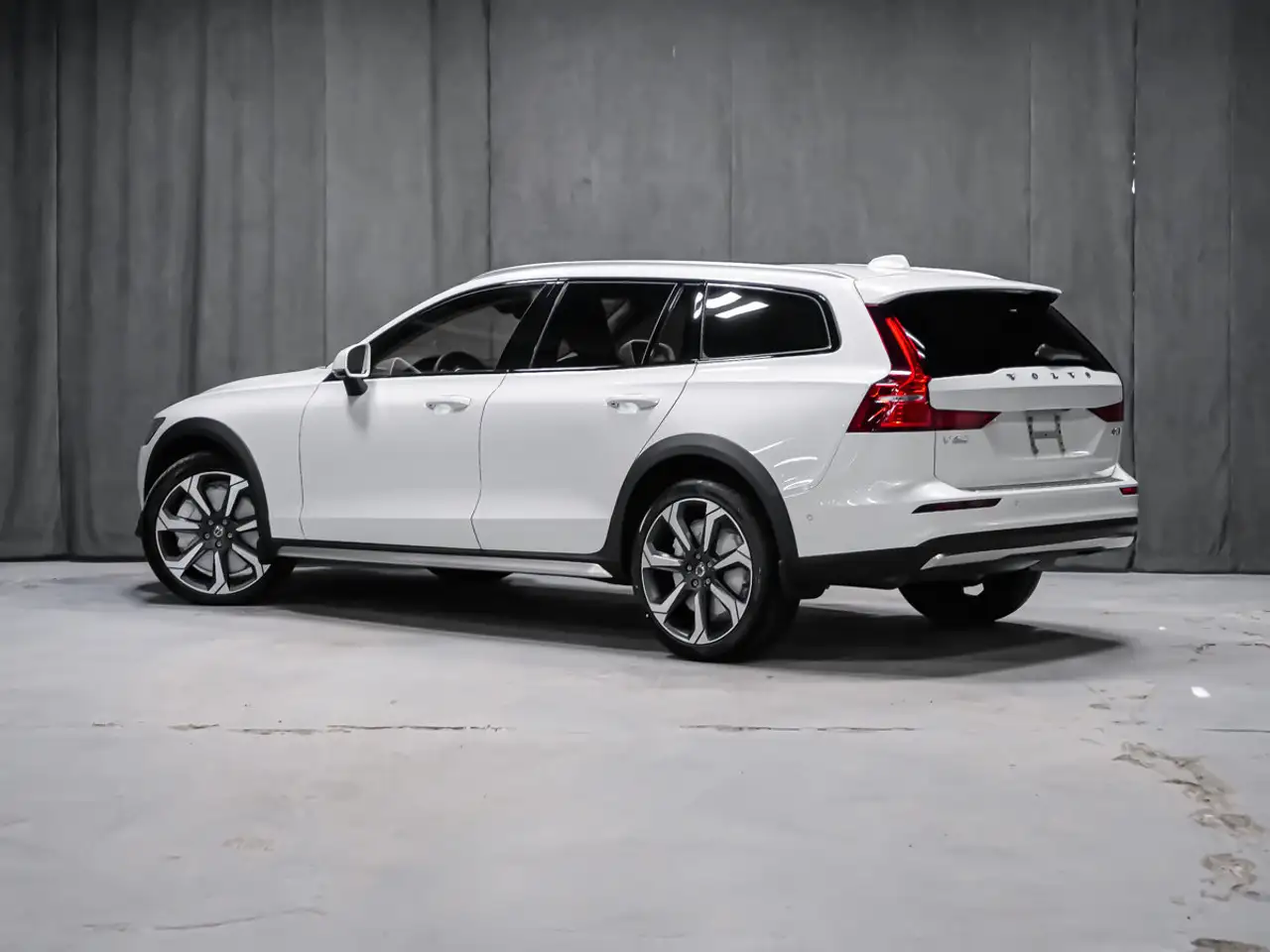 Volvo V60 Cross Country снимка Volvo V60 Cross Country