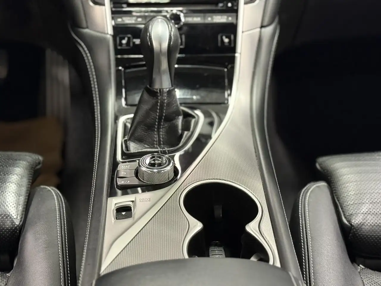 Infiniti Q50 снимка Infiniti Q50