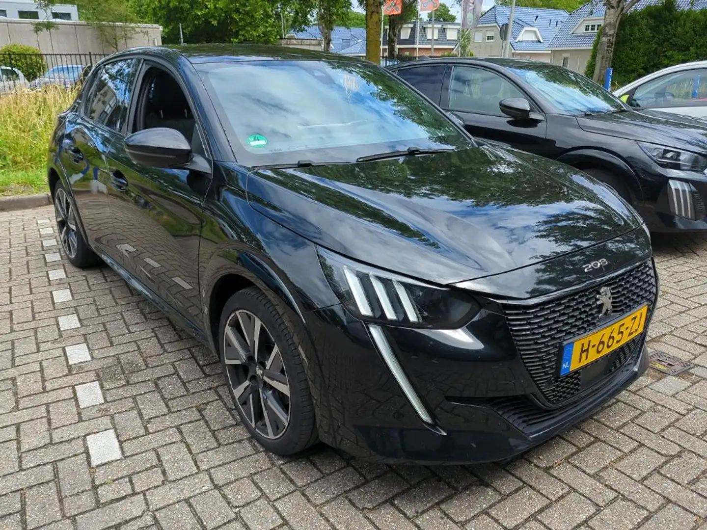 Peugeot 208 1.2 PureTech GT | Automaat | Navigatie | Camera | Zwart - 2