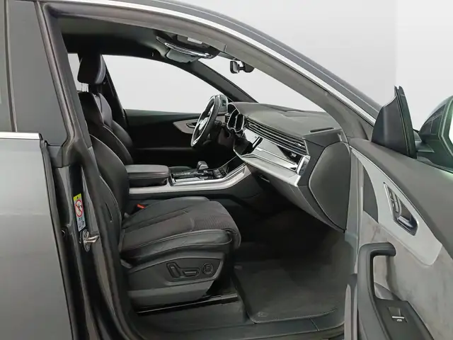 Audi Q8 view 12