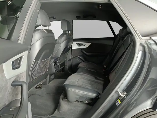Audi Q8 view 11
