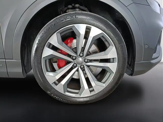Audi Q8 view 7